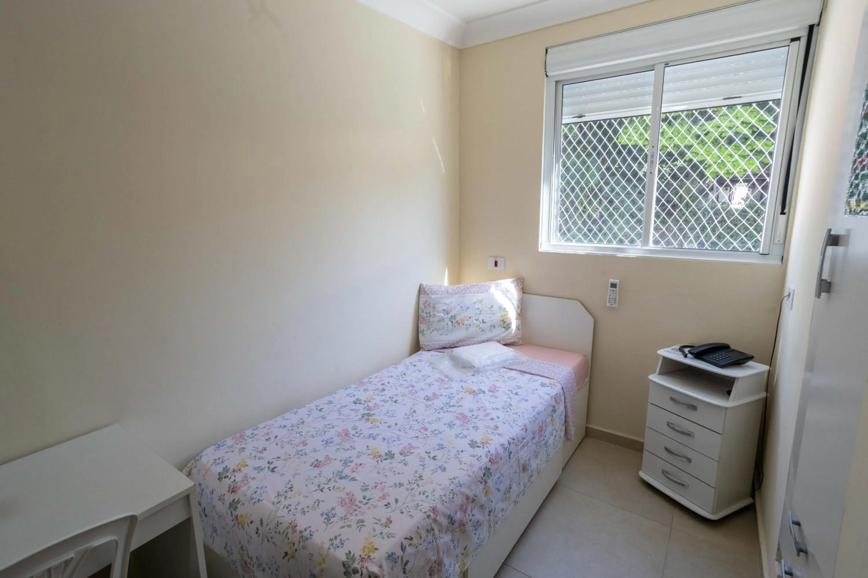 Photo of the whole room, Bed in Flat Econômico Butantã