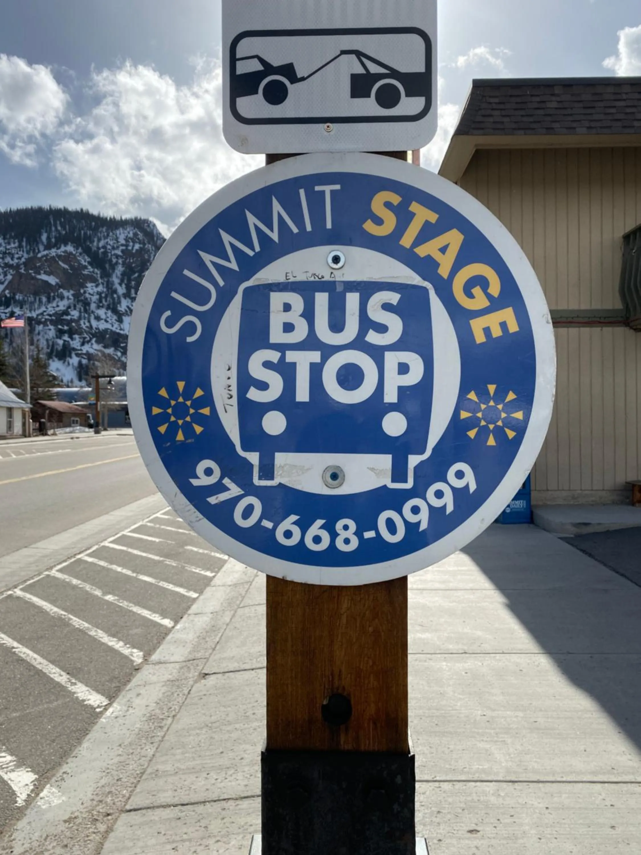Facade/entrance in Snowshoe Motel
