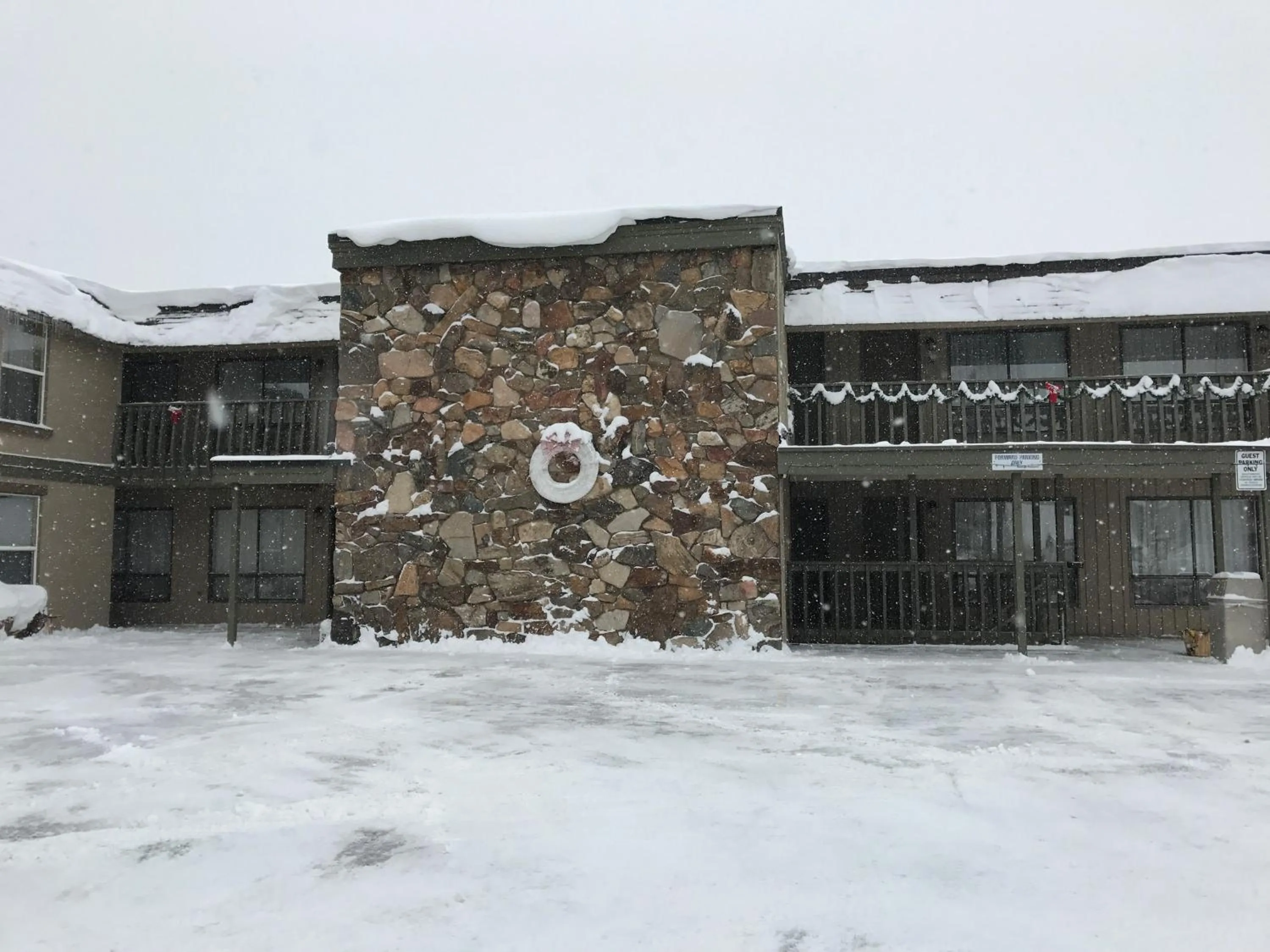 Snowshoe Motel