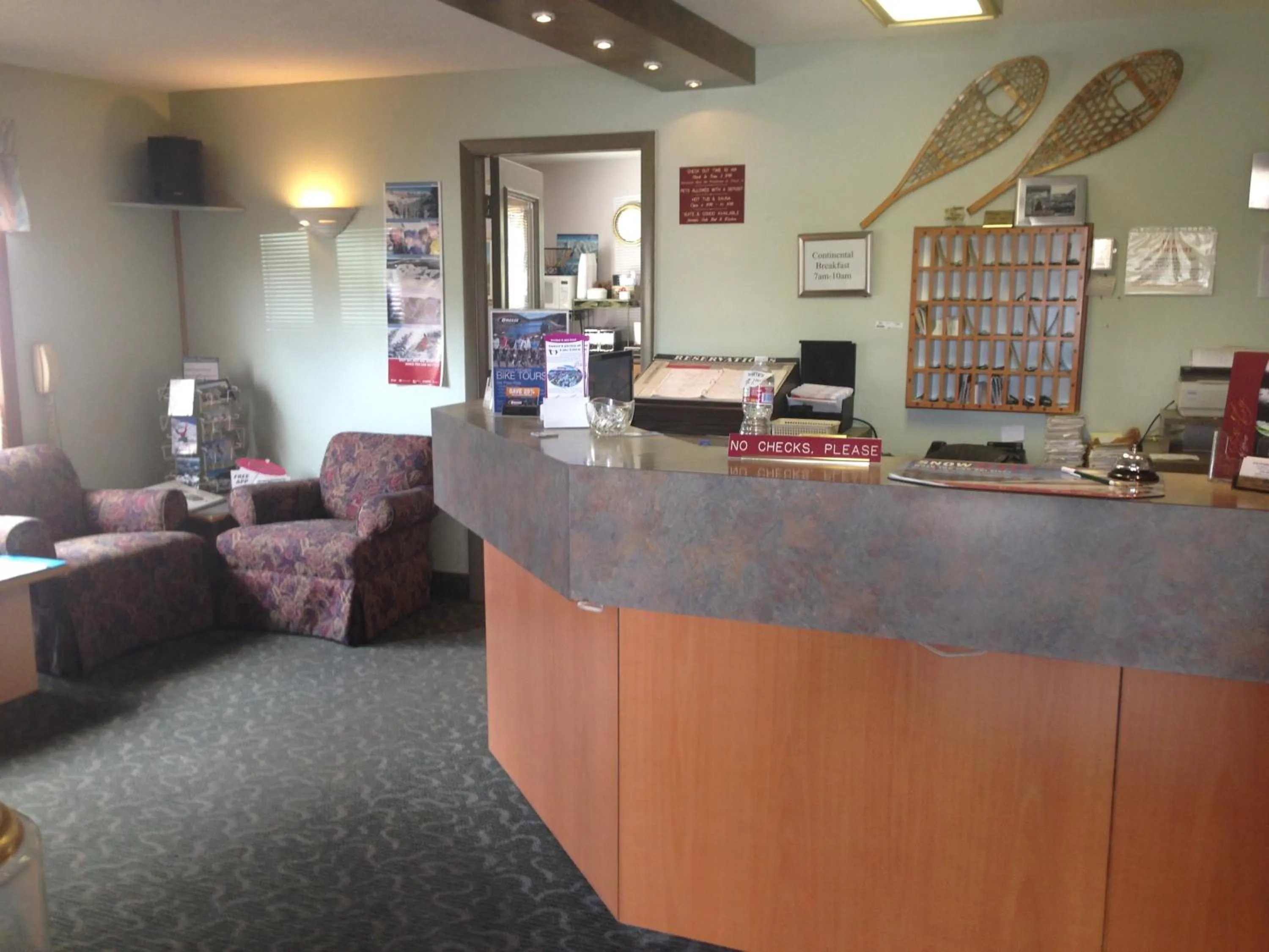 Lobby or reception in Snowshoe Motel
