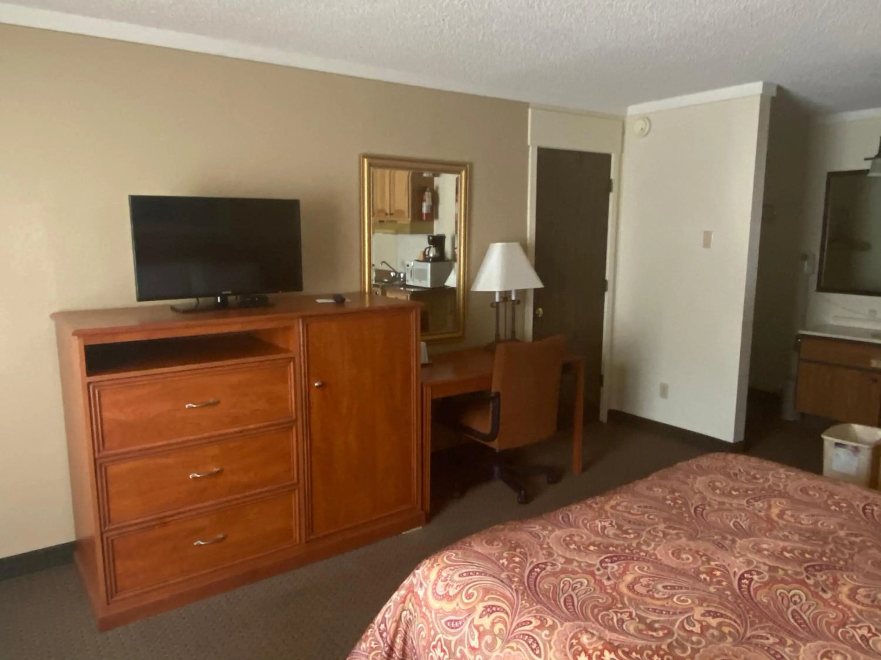 TV and multimedia, Bed in Snowshoe Motel