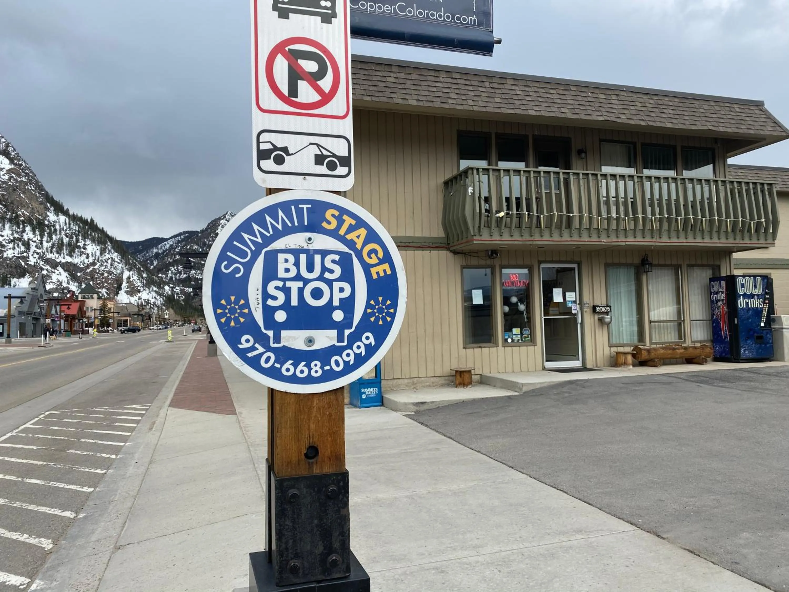 Facade/entrance in Snowshoe Motel