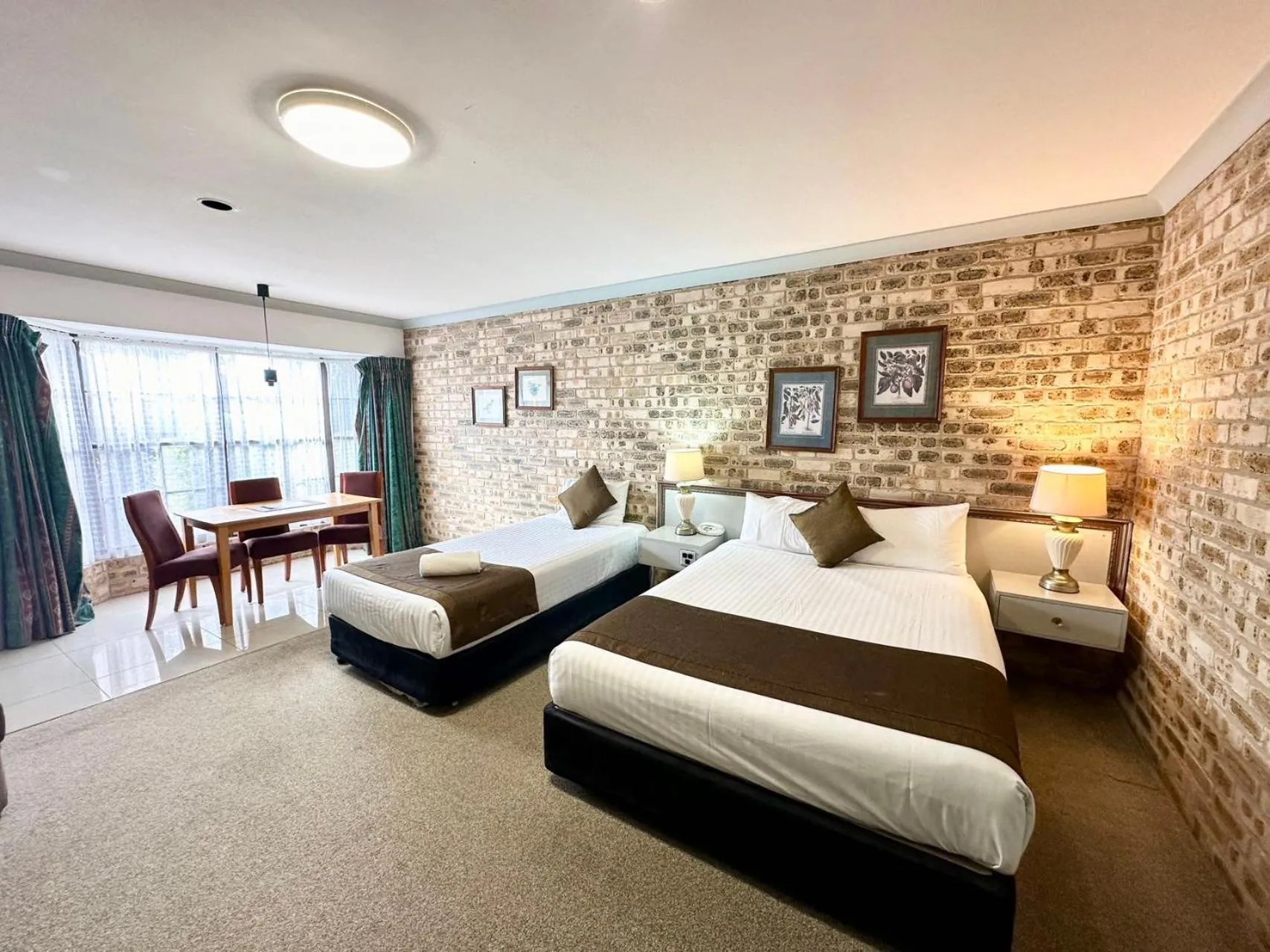 Photo of the whole room, Bed in Sir Francis Drake