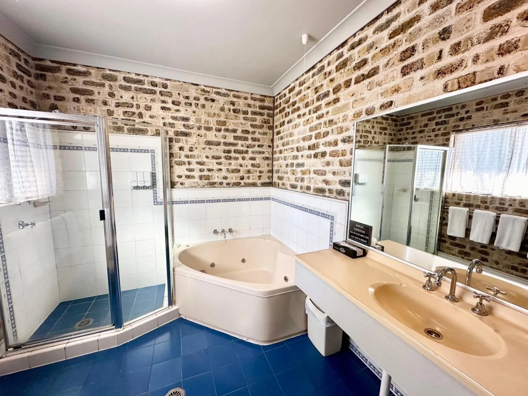 Bathroom in Sir Francis Drake