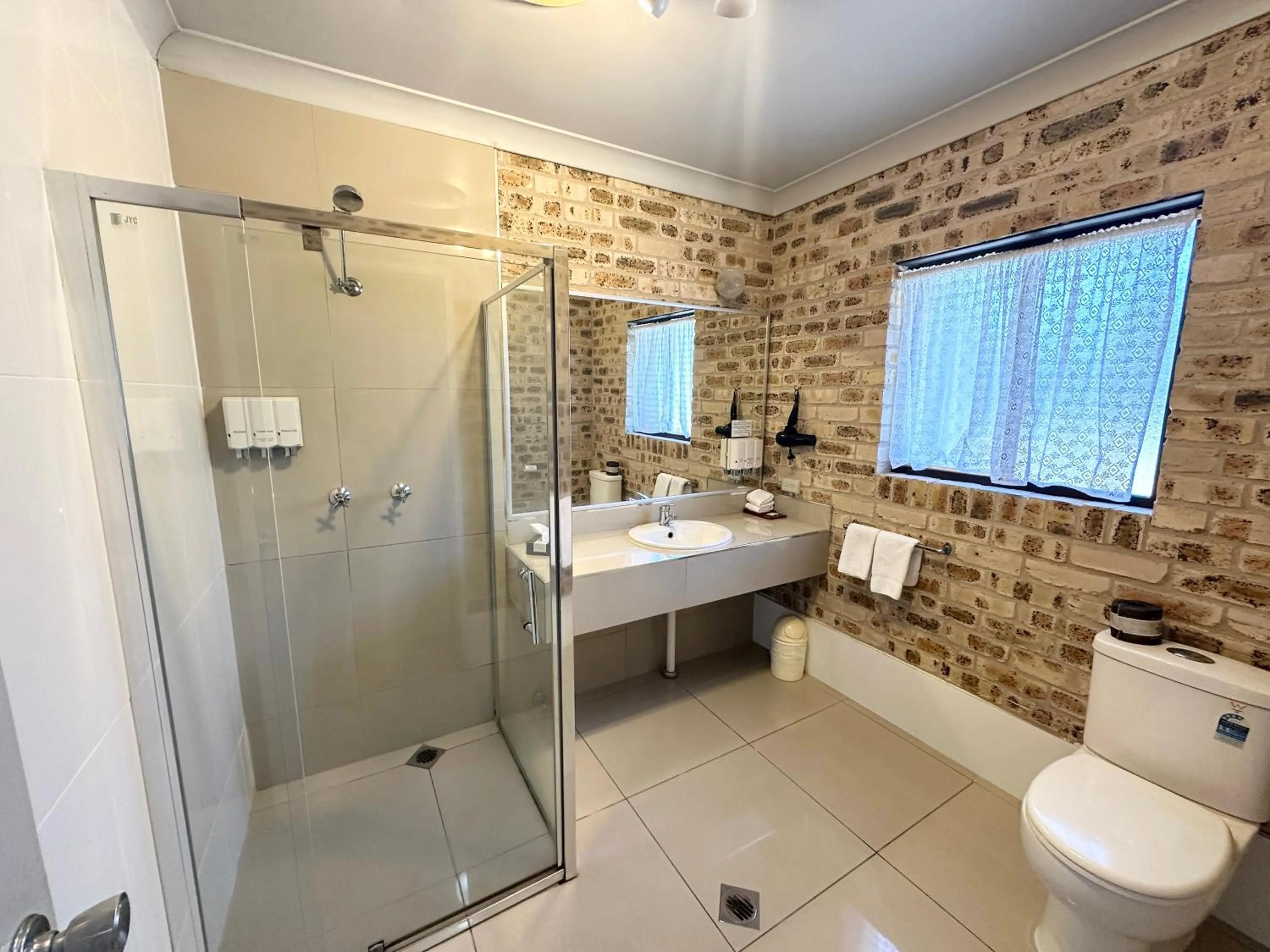 Bathroom in Sir Francis Drake