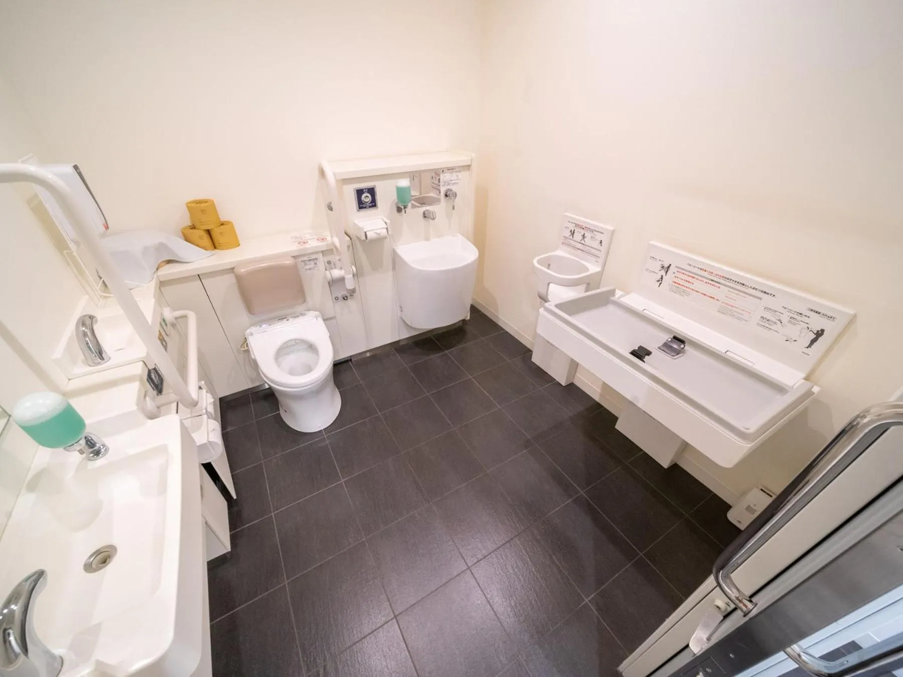 Lobby or reception in Super Hotel Shinagawa Shinbanba