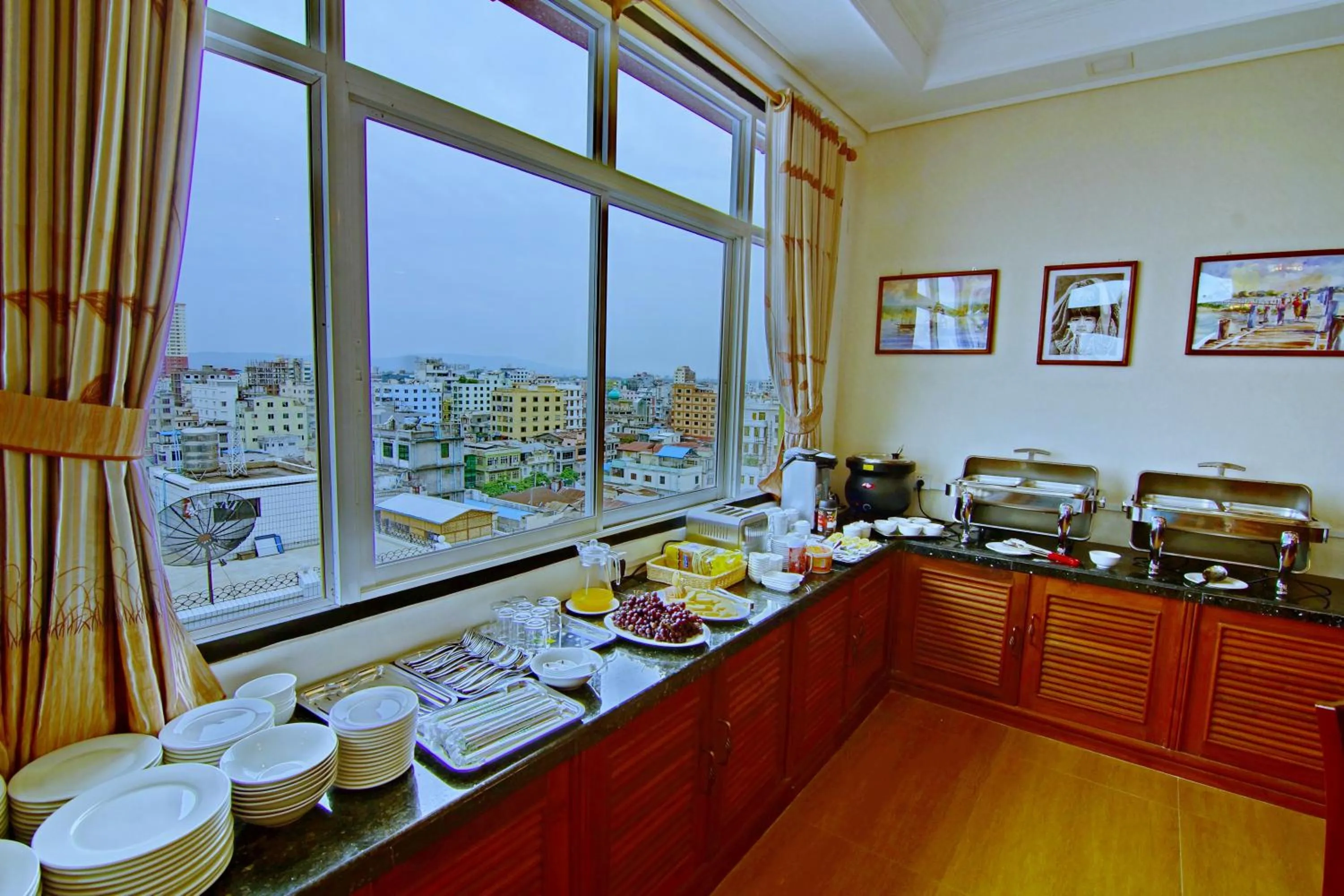 Restaurant/places to eat in Royal Pearl Hotel