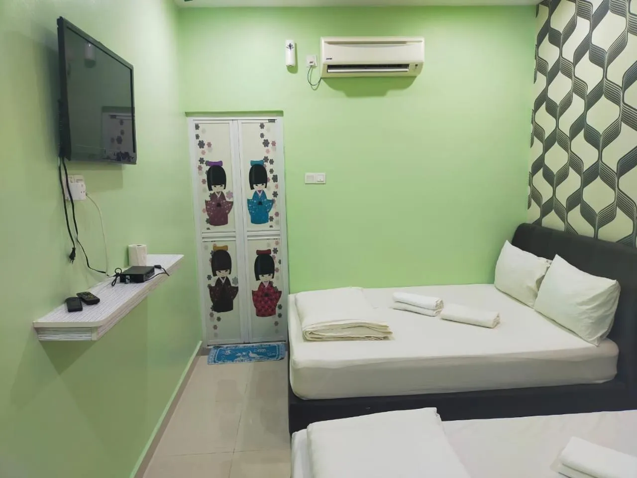 Photo of the whole room, Bed in Leaf Guest House