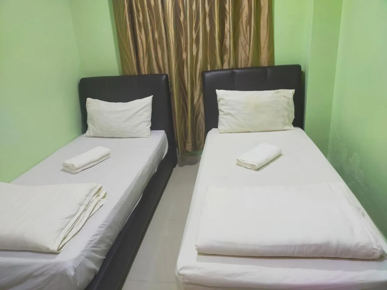 Bedroom, Bed in Leaf Guest House