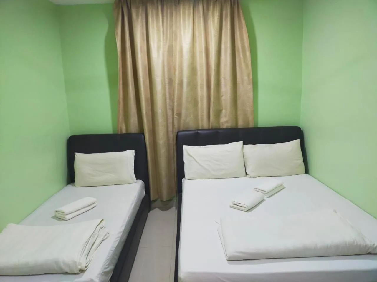 Bedroom, Bed in Leaf Guest House