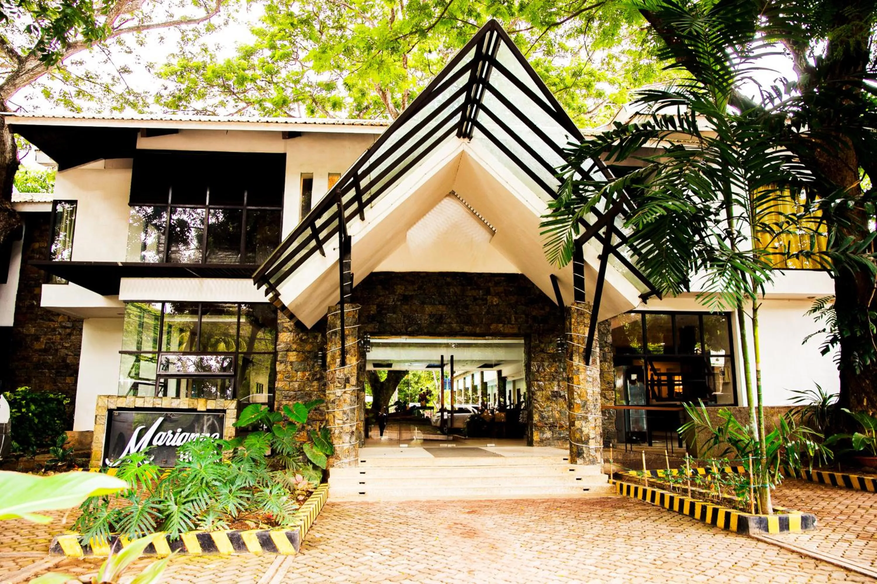 Facade/entrance in Marianne Hotel