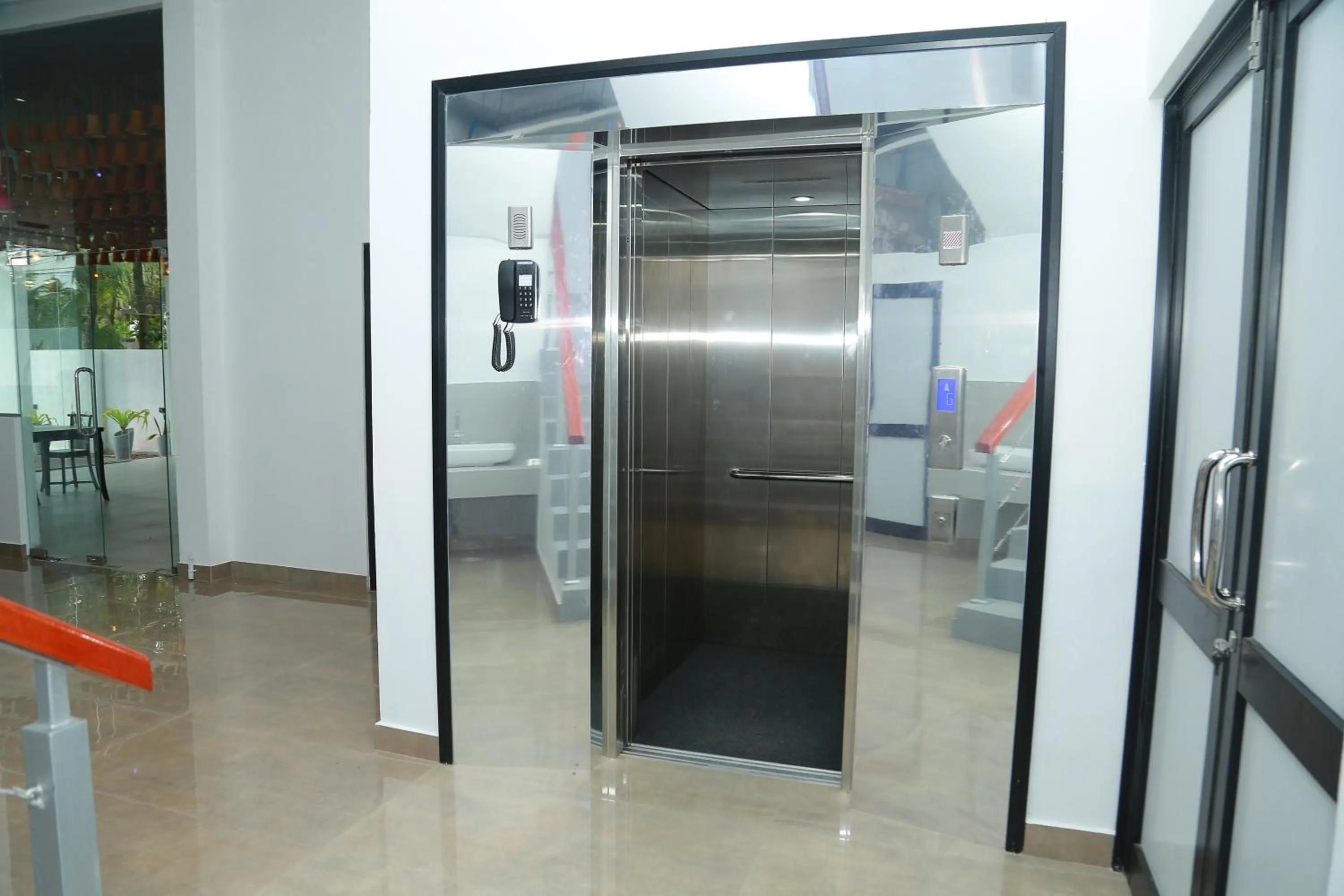 elevator in Mzion Hotel Weligama