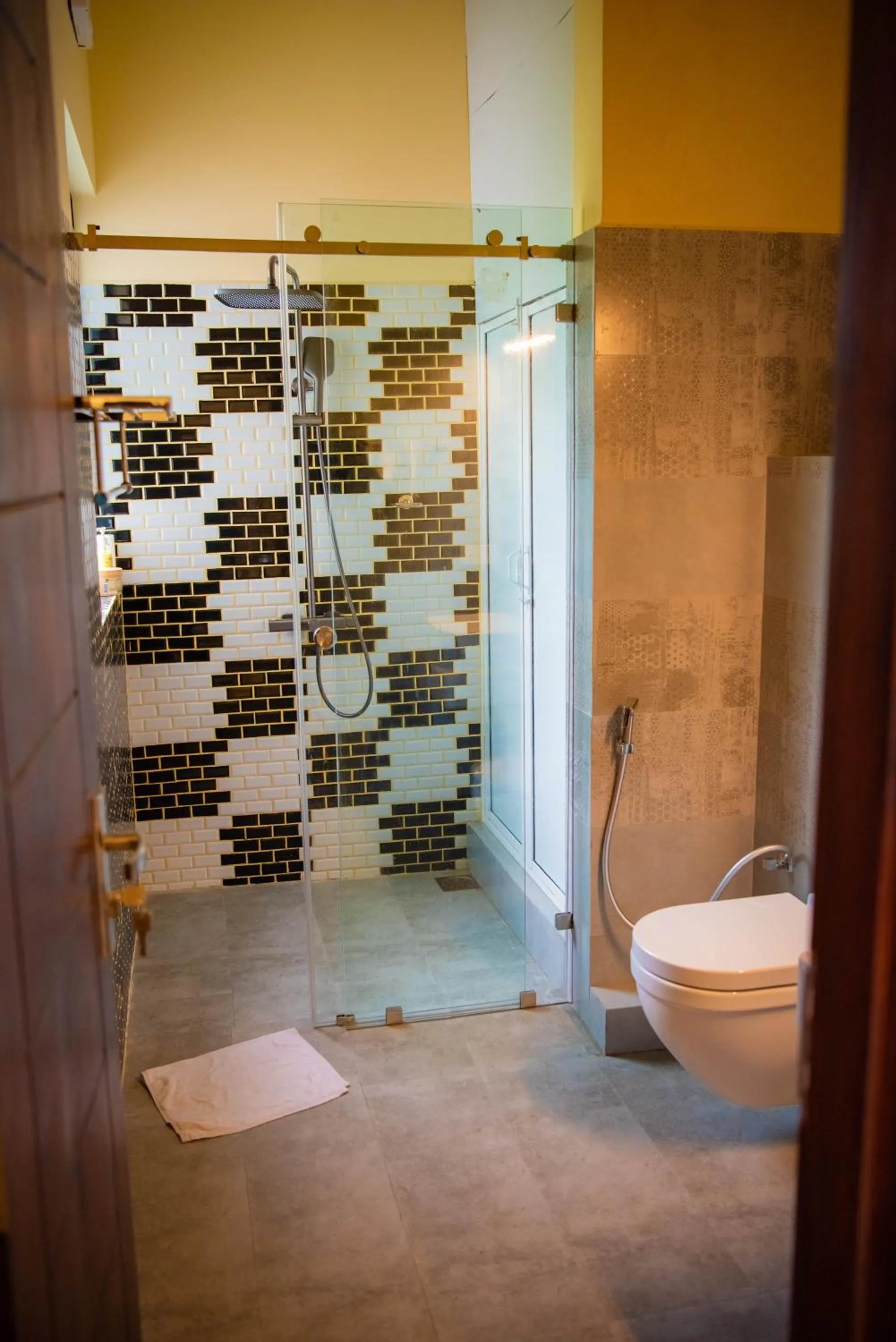 Shower in Mzion Hotel Weligama