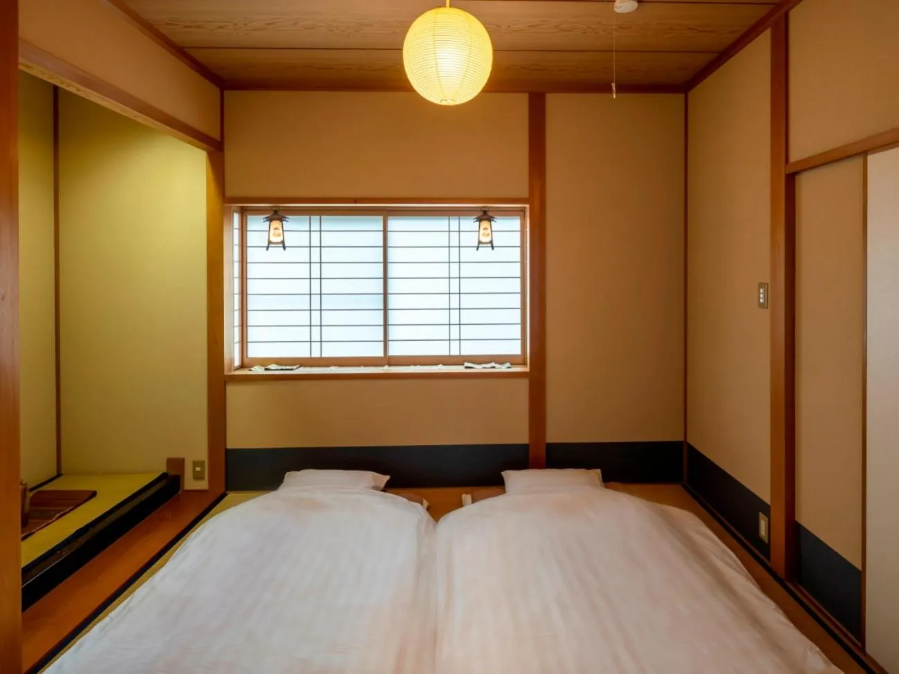 Photo of the whole room, Bed in Chidorian