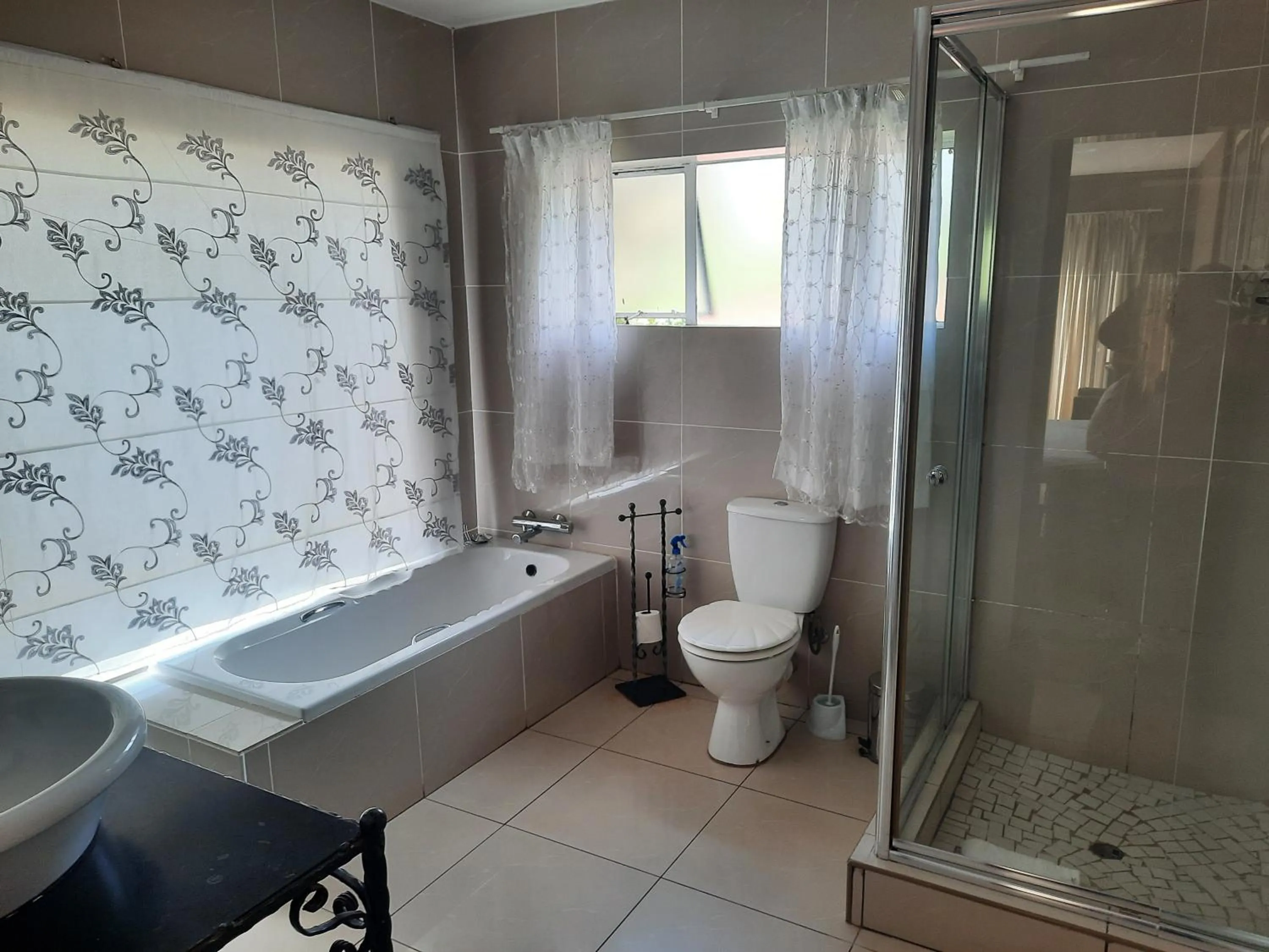 Bathroom in Aviators Retreat B&B