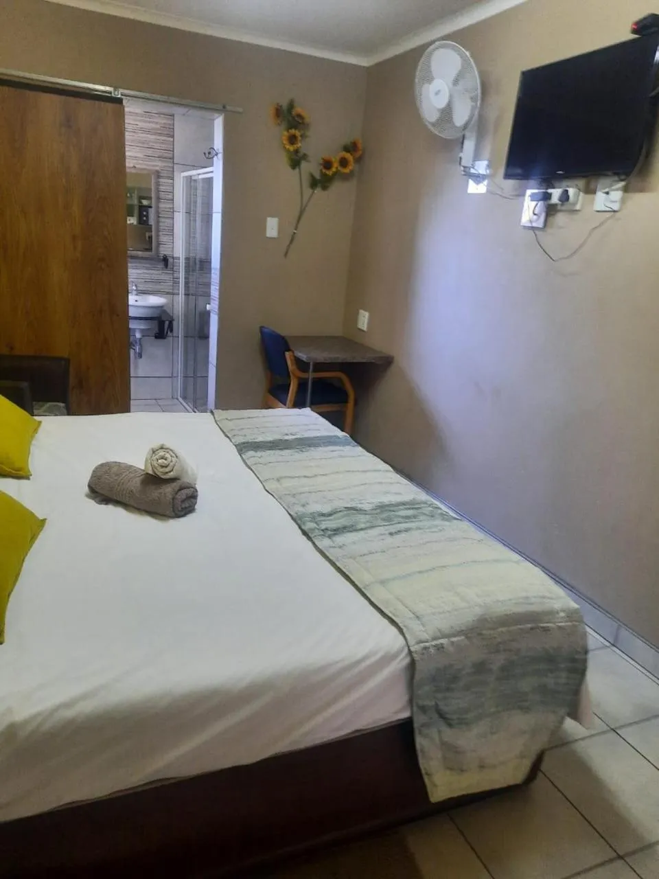 Property building, Bed in Aviators Retreat B&B