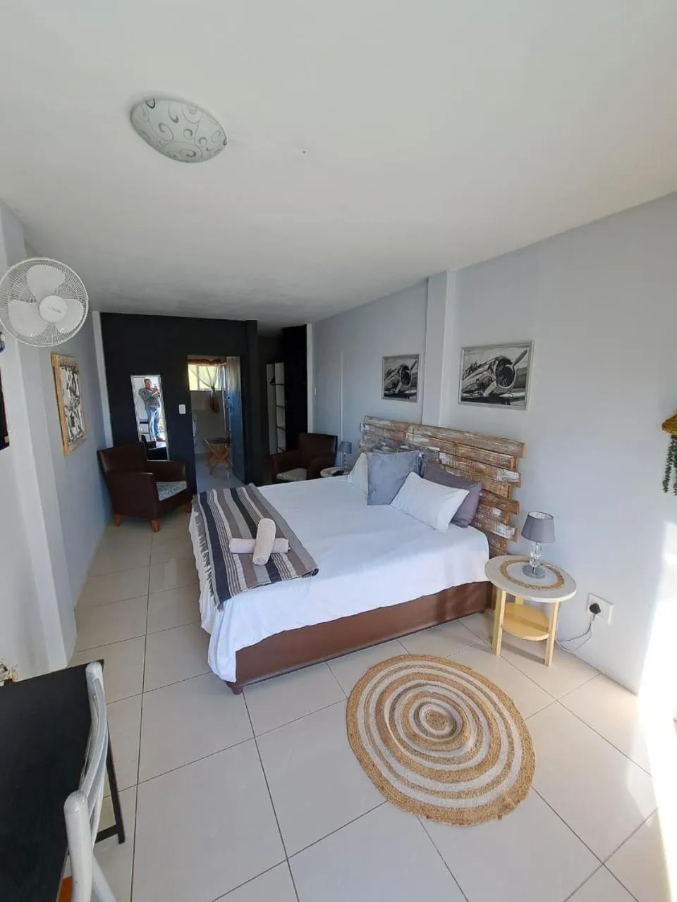 Pool view, Bed in Aviators Retreat B&B