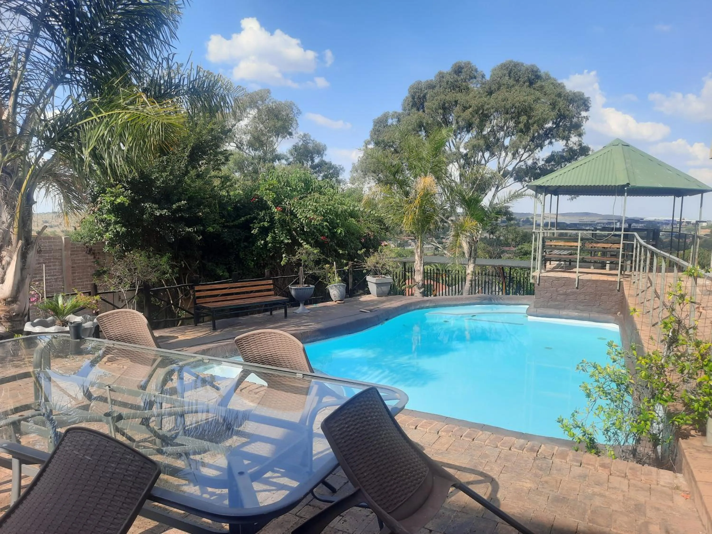 Pool view in Aviators Retreat B&B