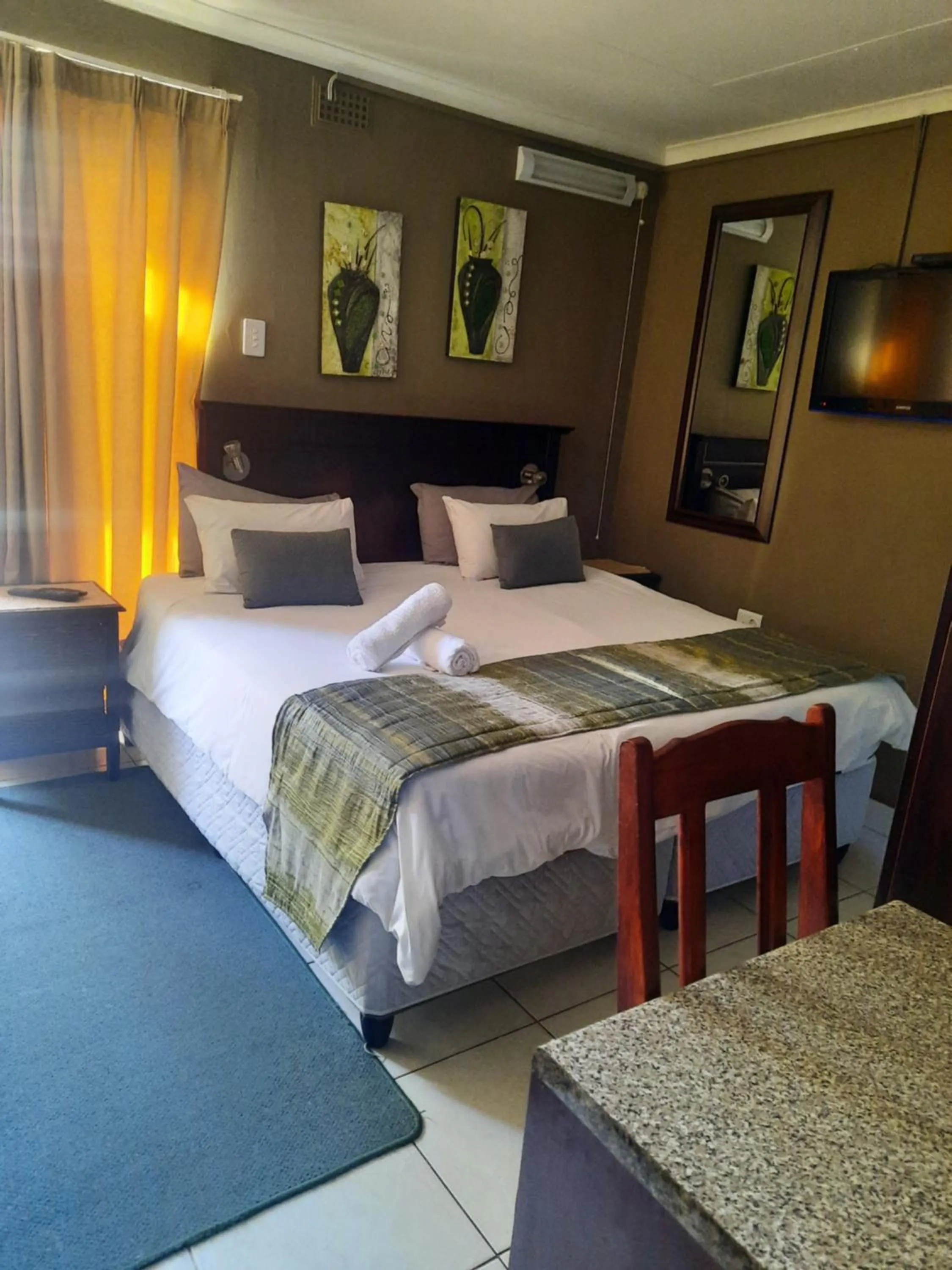 Property building, Bed in Aviators Retreat B&B