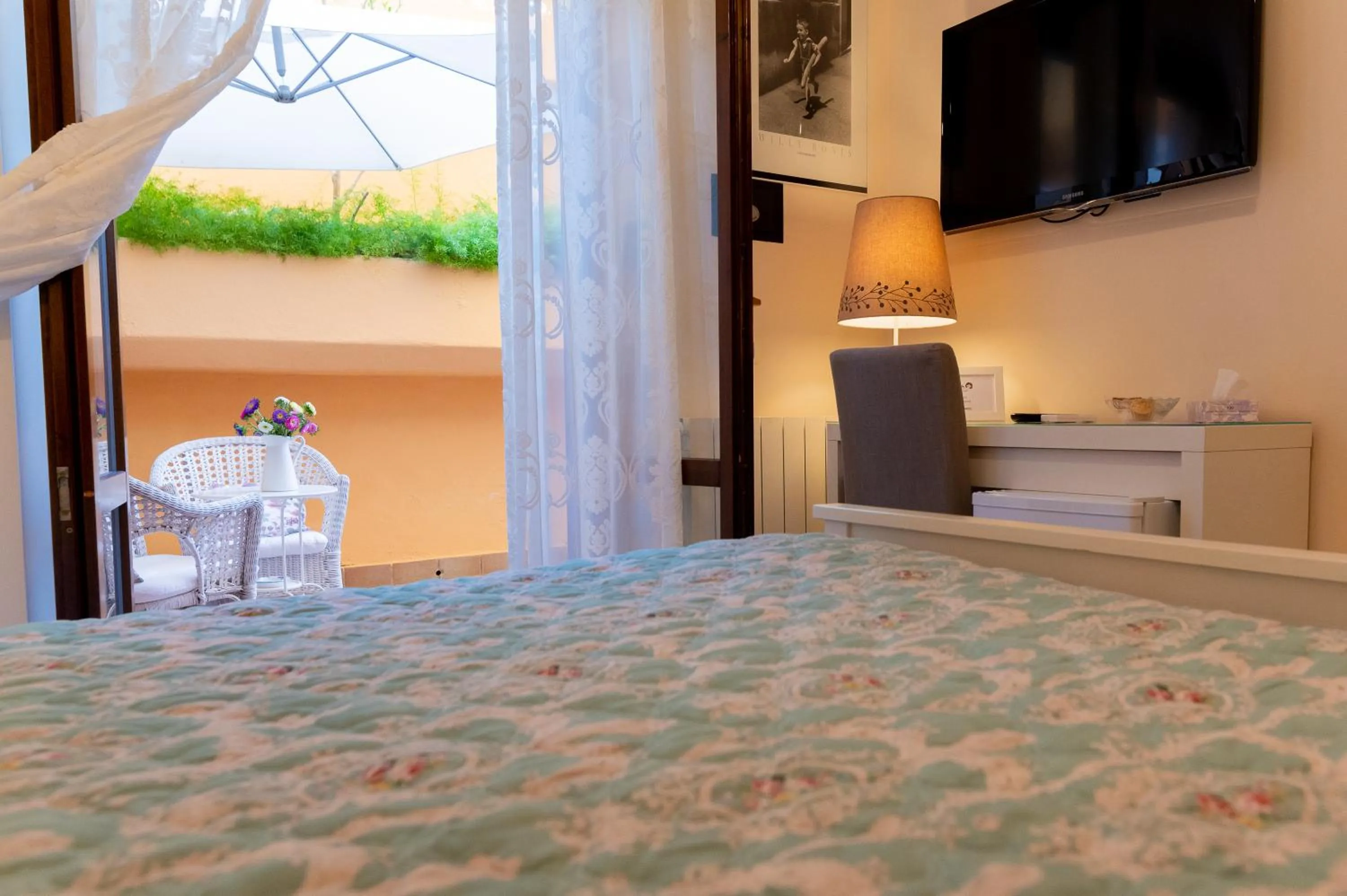 Inner courtyard view, Bed in B&B Le Sorelle