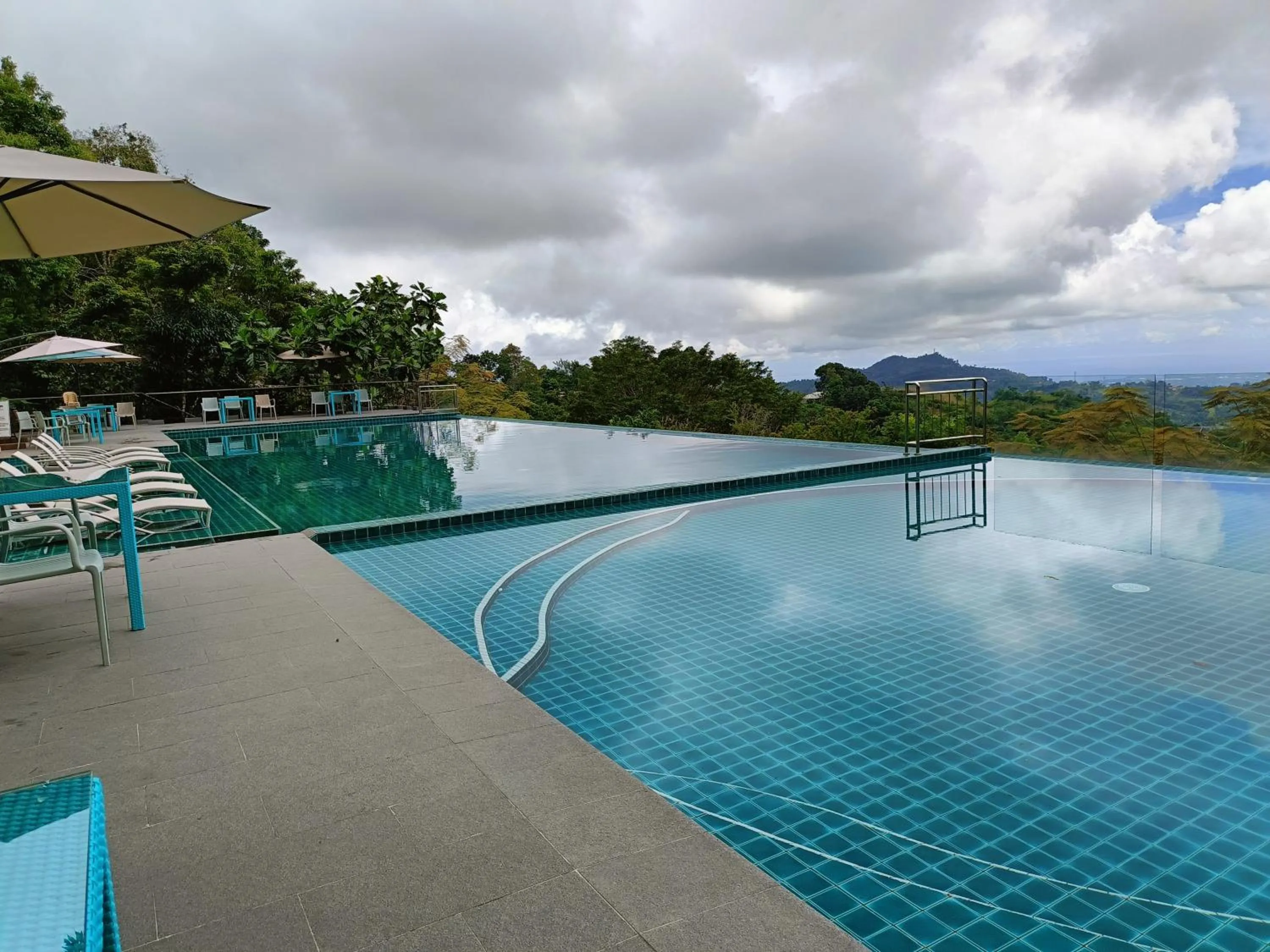 Swimming pool in Mist Mountain Resort powered by Cocotel