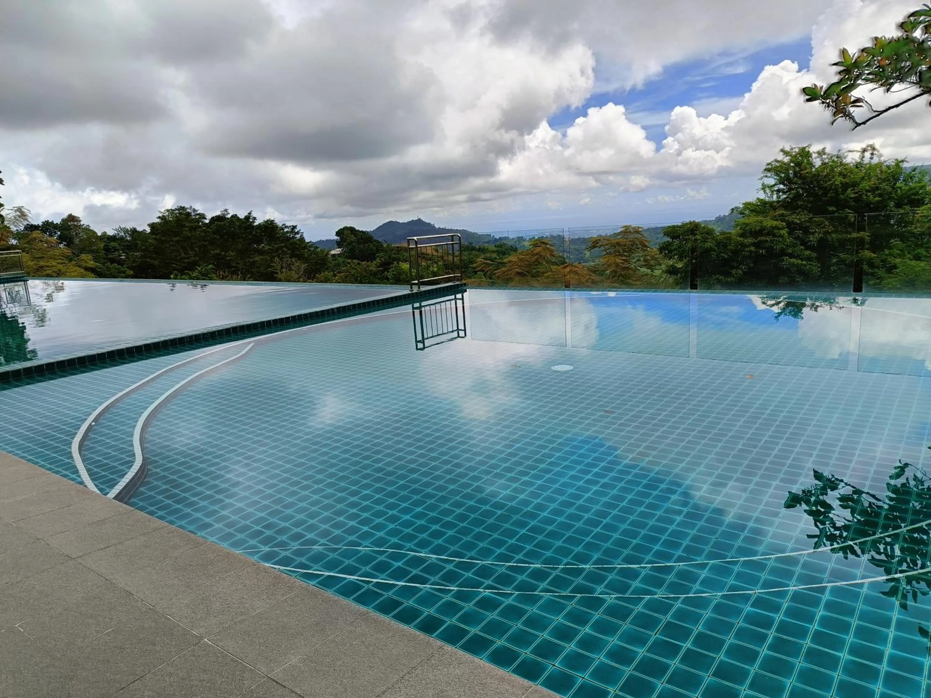 Swimming pool in Mist Mountain Resort powered by Cocotel