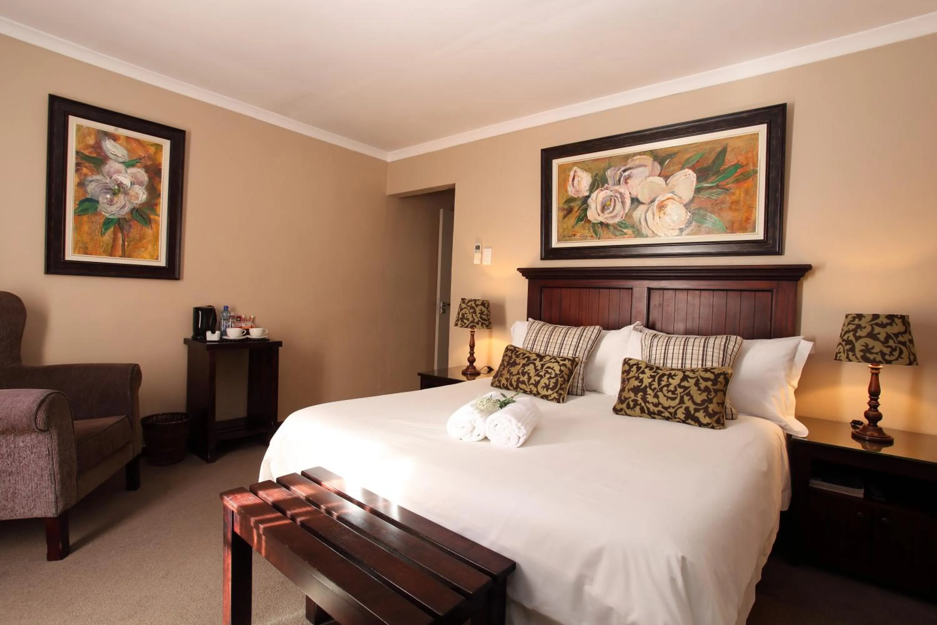 Shower, Bed in Celtis Country Lodge & Restaurant