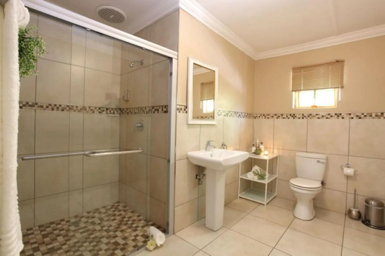 Shower in Celtis Country Lodge & Restaurant