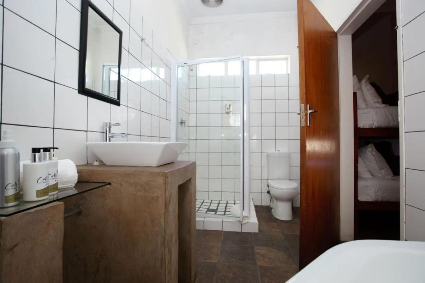 Shower in Celtis Country Lodge & Restaurant