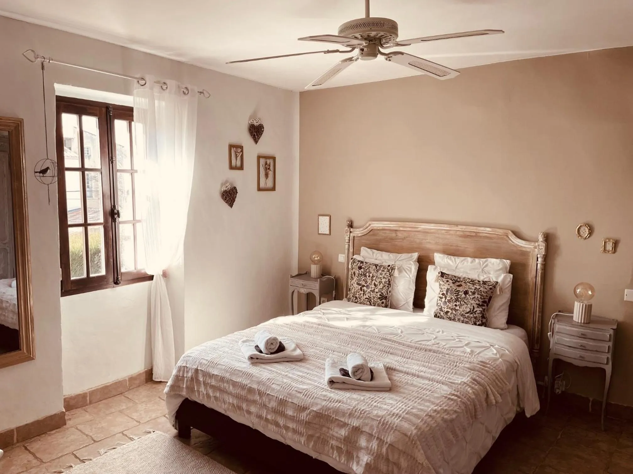 Bedroom, Bed in B&B Temps Suspendu Provence