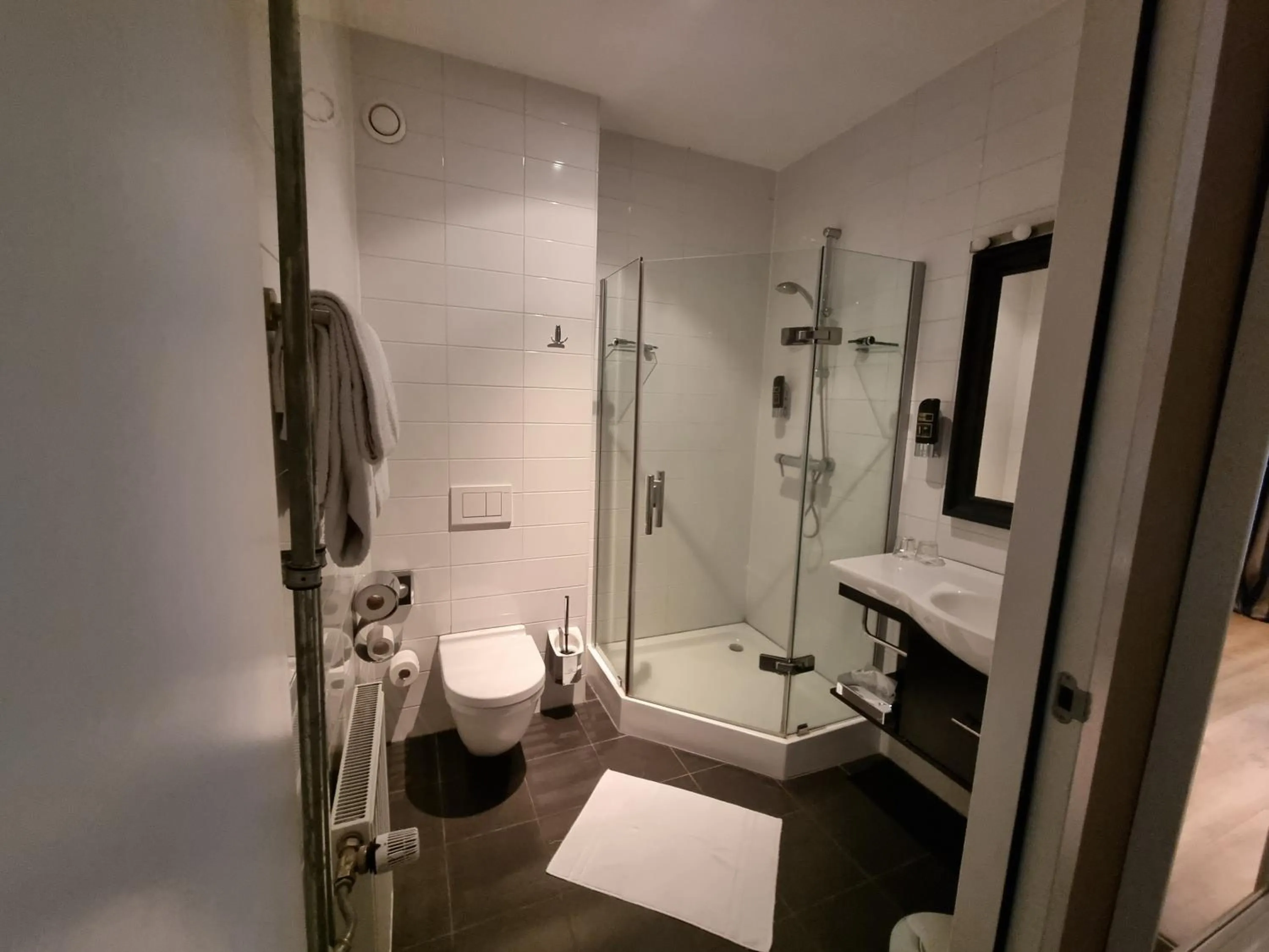 Bathroom in Saillant Hotel Gulpenerland - Auping Hotel Partner