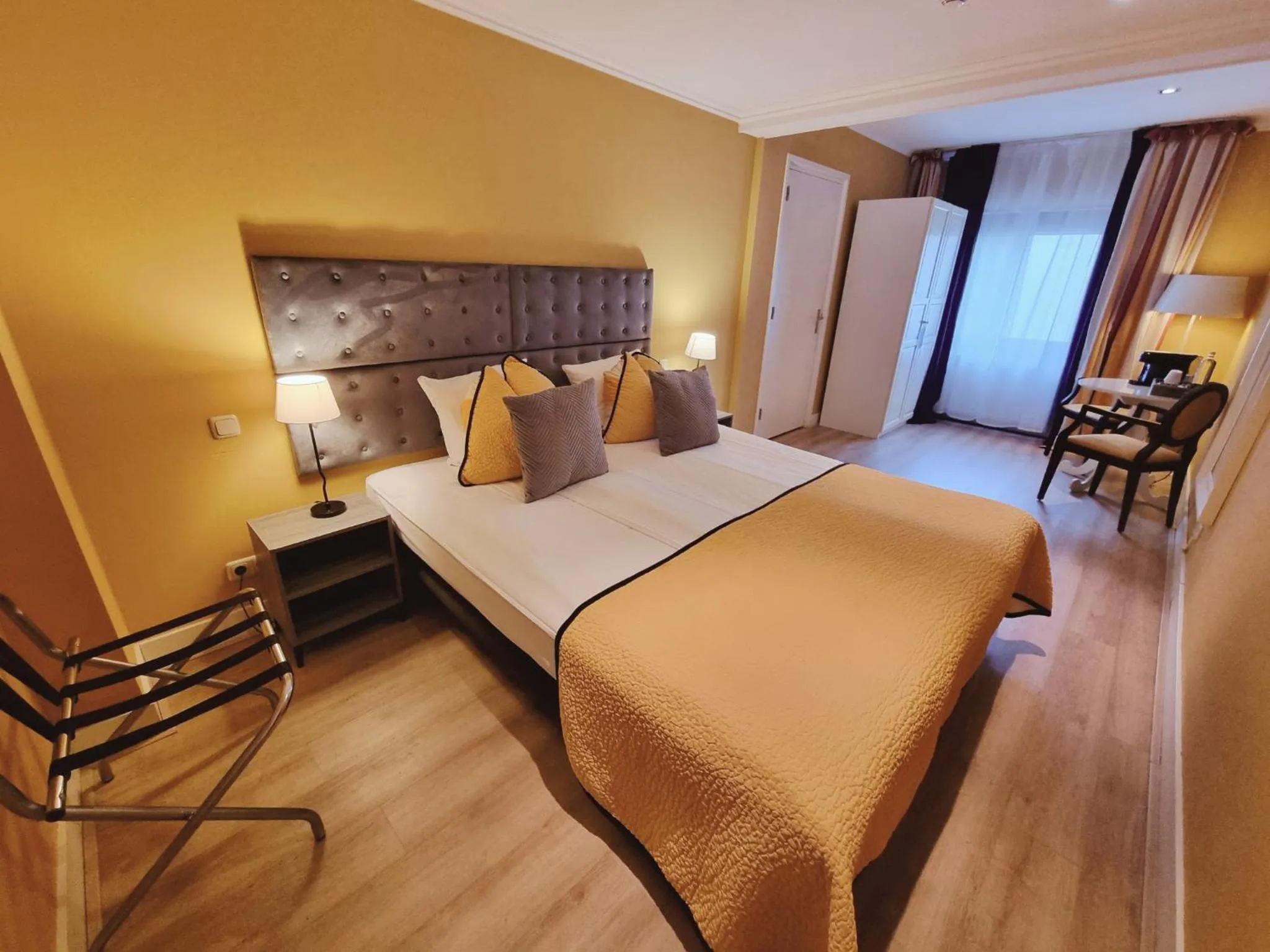 Property building, Bed in Saillant Hotel Gulpenerland - Auping Hotel Partner