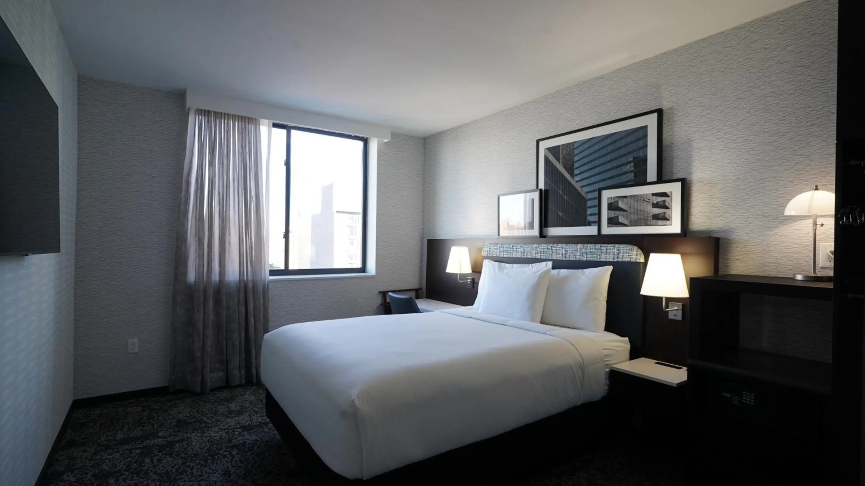 Bedroom, Bed in DoubleTree by Hilton Long Island City, NY