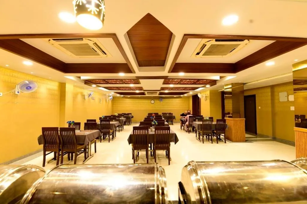 Restaurant/places to eat in Hotel Jataka Inn