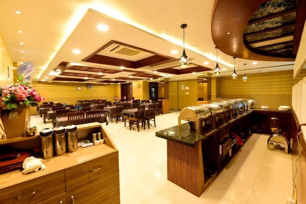 Restaurant/places to eat in Hotel Jataka Inn