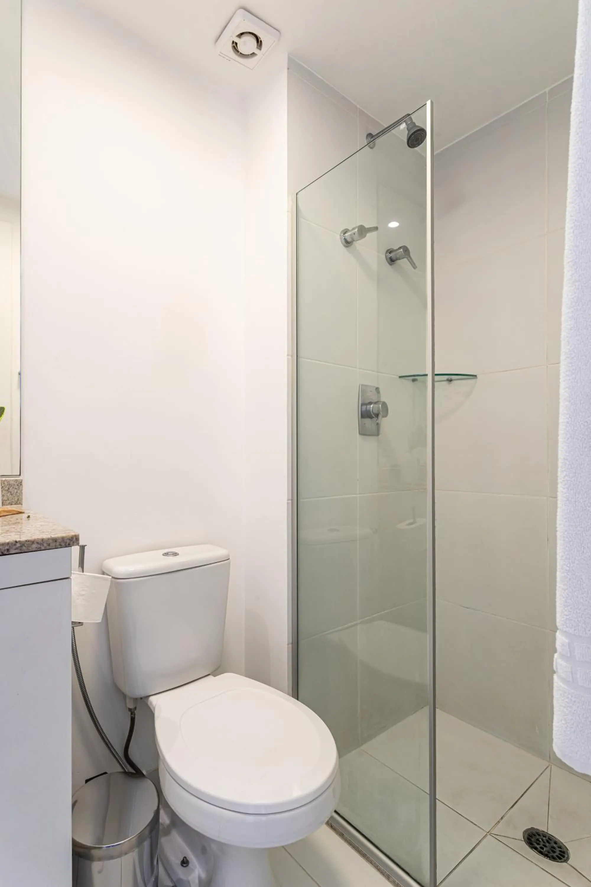 Shower in Setin Downtown Praca da Sé by Viva - Prédio completo com piscina perto de estação de metrô no Centro de São Paulo