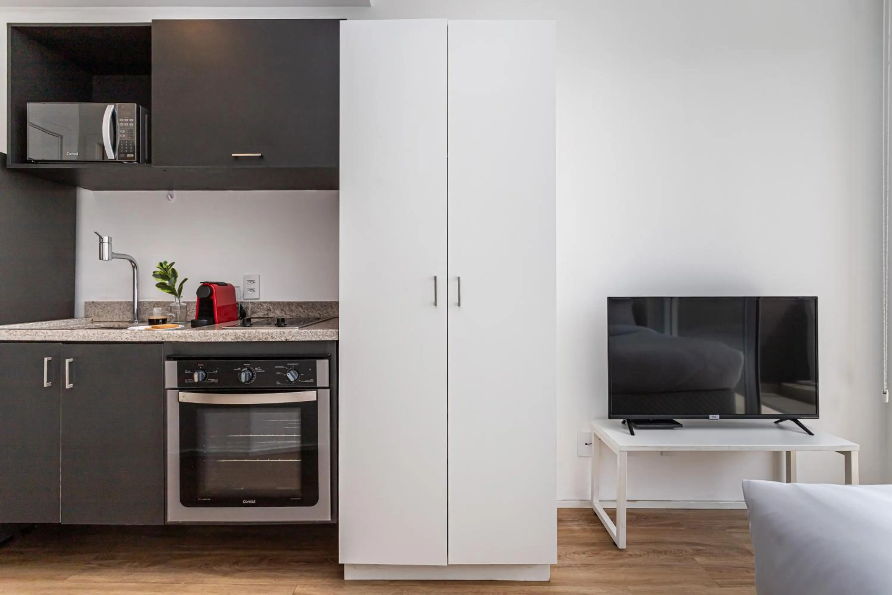 TV and multimedia in Setin Downtown Praca da Sé by Viva - Prédio completo com piscina perto de estação de metrô no Centro de São Paulo