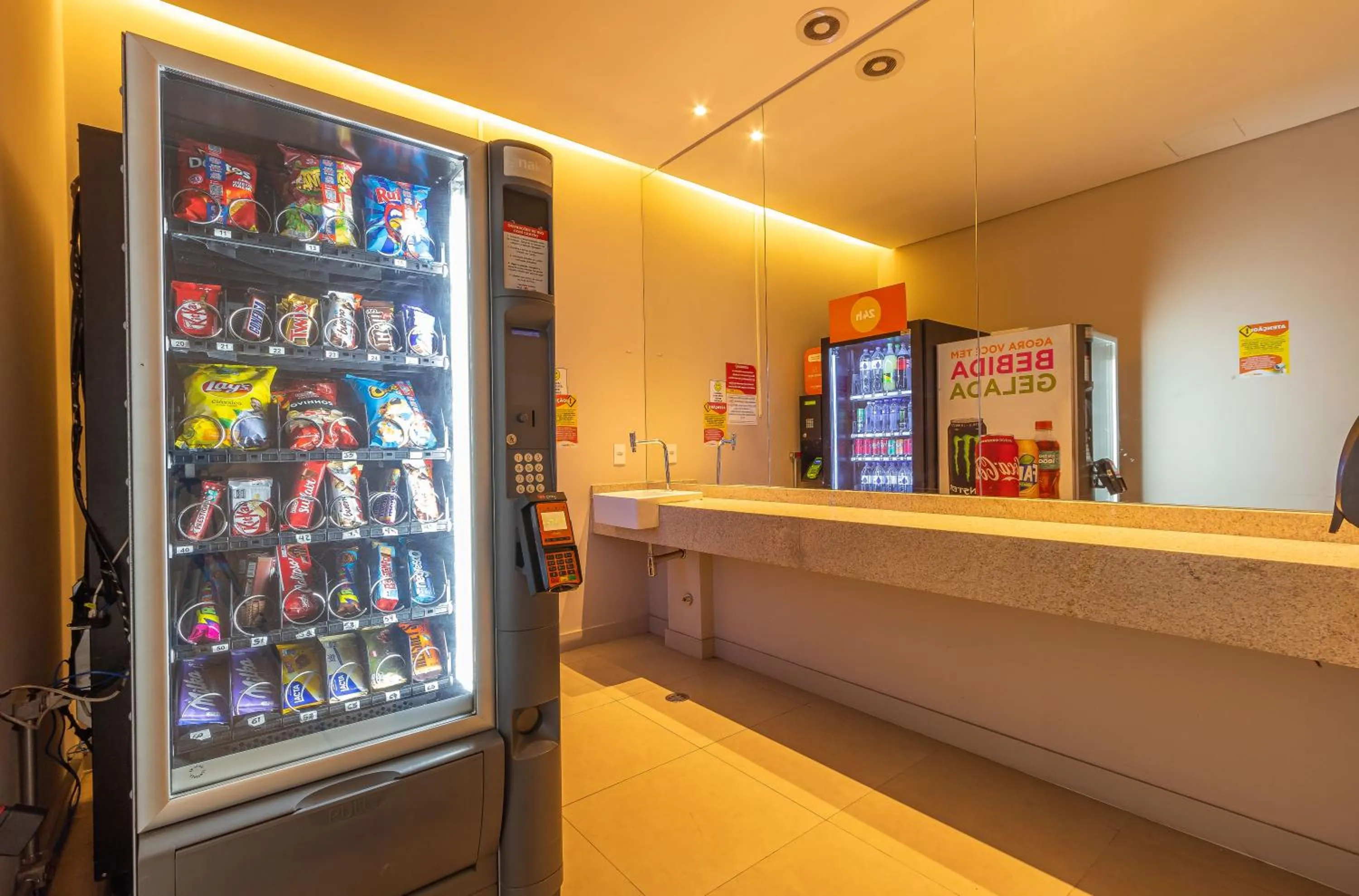 Food in Setin Downtown Praca da Sé by Viva - Prédio completo com piscina perto de estação de metrô no Centro de São Paulo