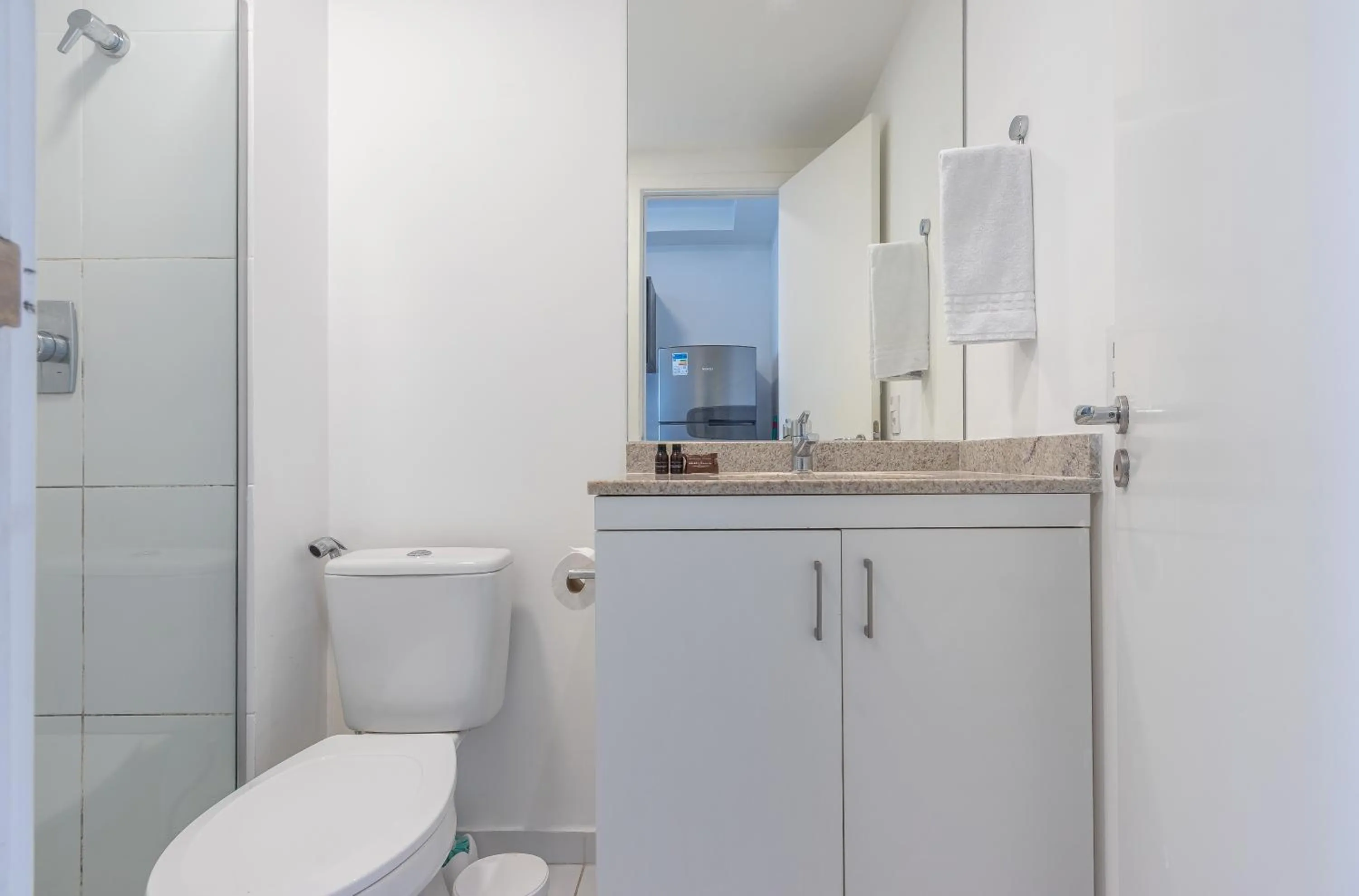 Toilet in Setin Downtown Praca da Sé by Viva - Prédio completo com piscina perto de estação de metrô no Centro de São Paulo