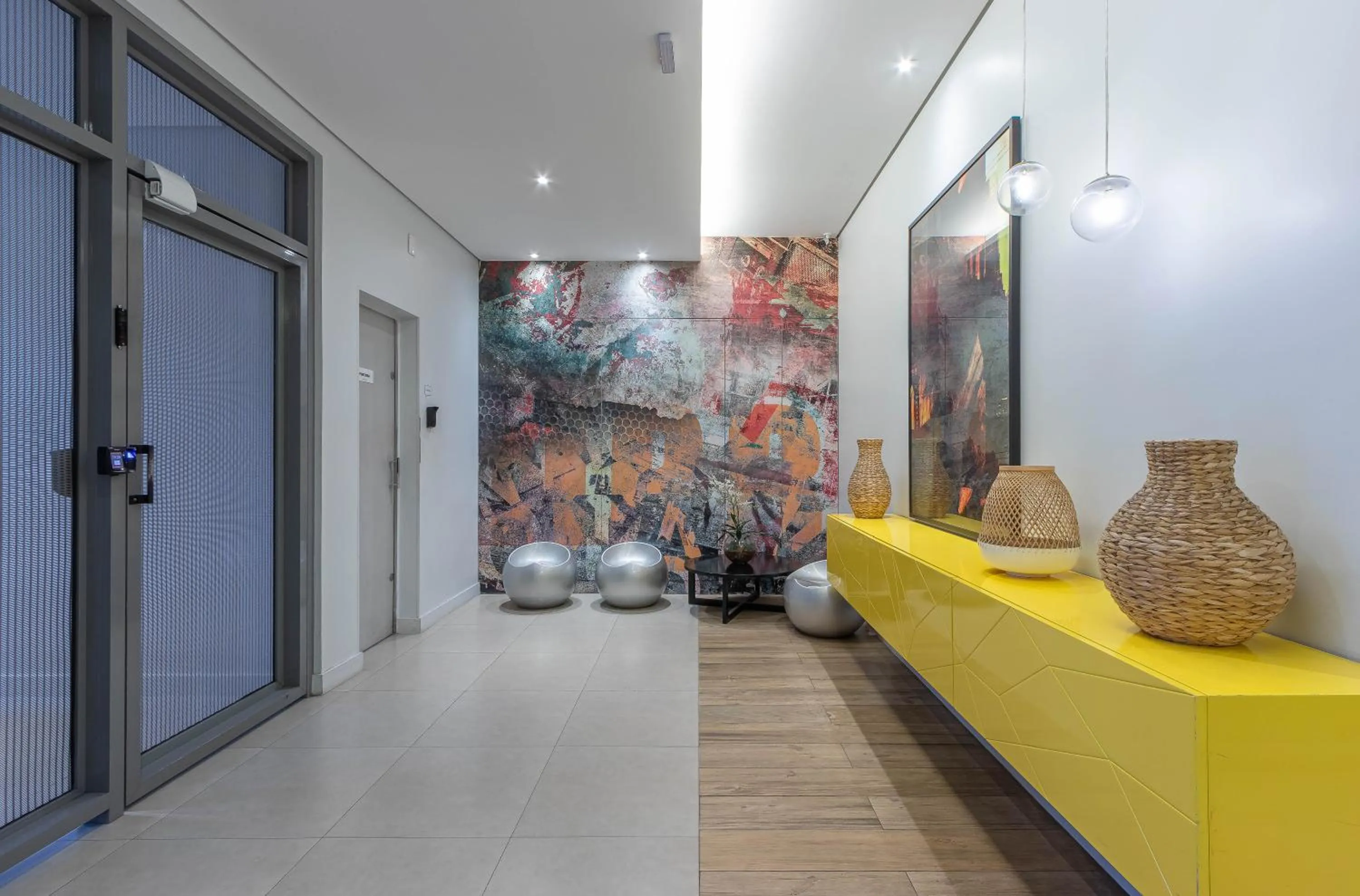 Decorative detail in Setin Downtown Praca da Sé by Viva - Prédio completo com piscina perto de estação de metrô no Centro de São Paulo