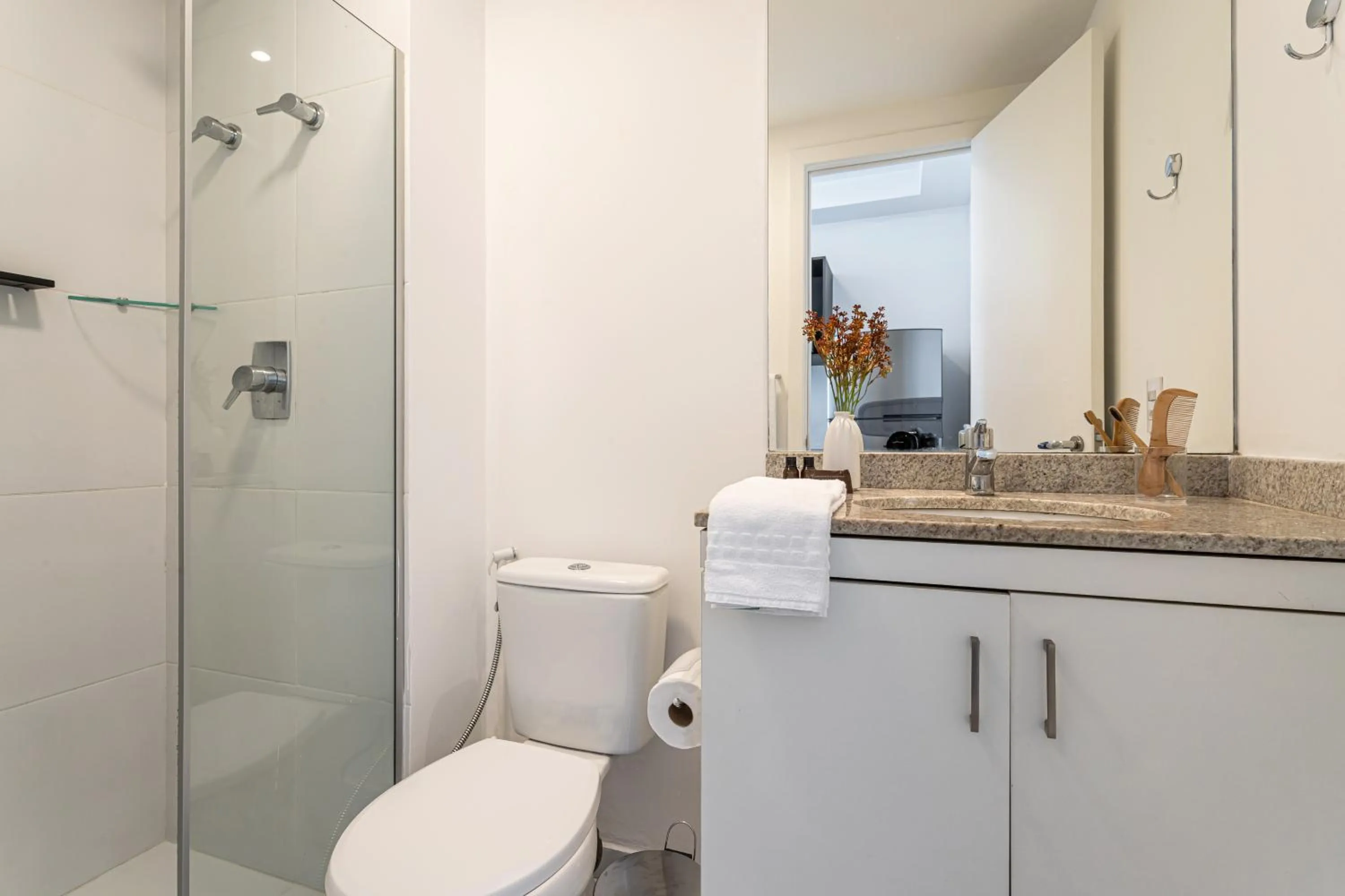 Shower in Setin Downtown Praca da Sé by Viva - Prédio completo com piscina perto de estação de metrô no Centro de São Paulo