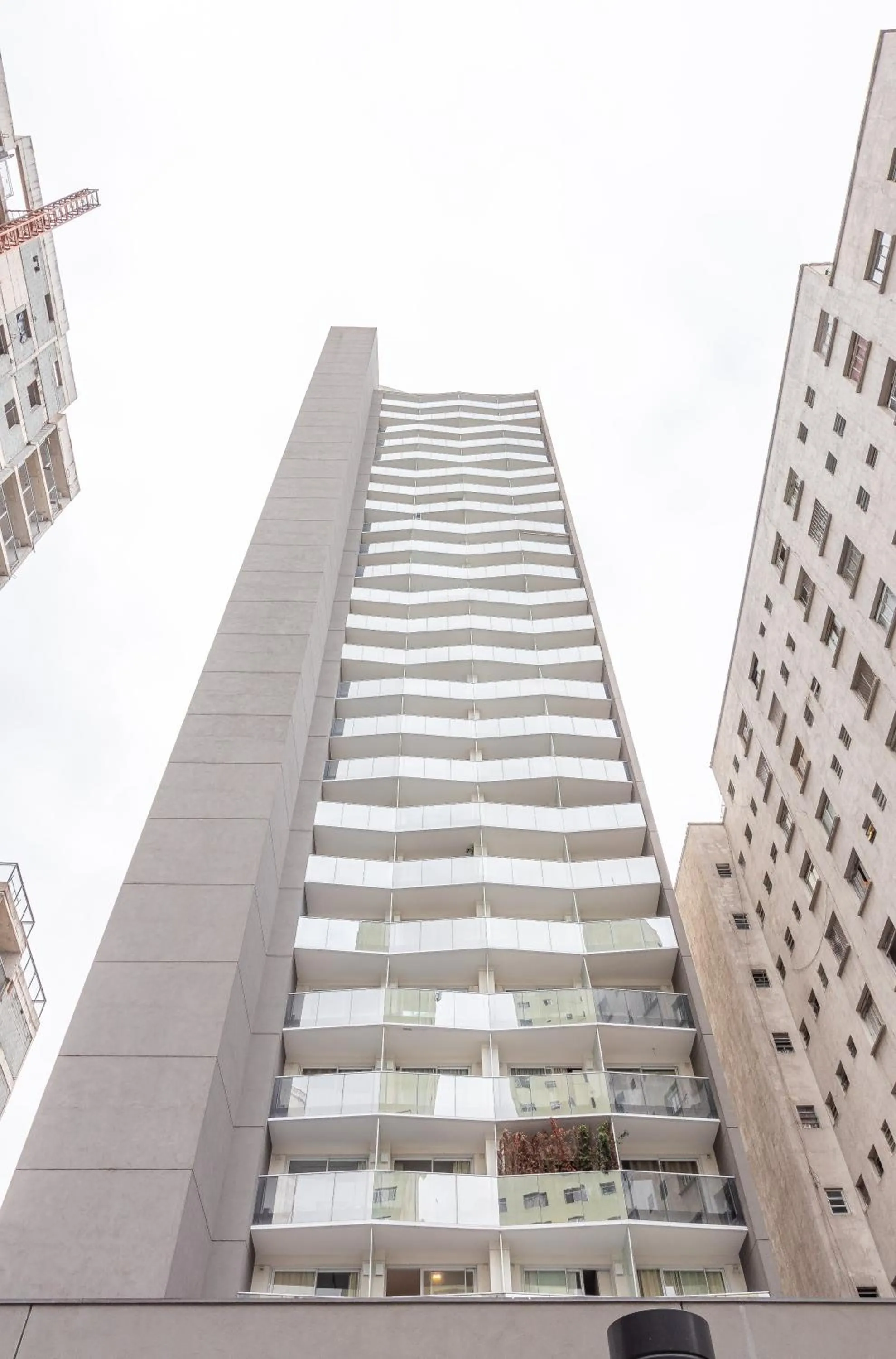 Property building in Setin Downtown Praca da Sé by Viva - Prédio completo com piscina perto de estação de metrô no Centro de São Paulo