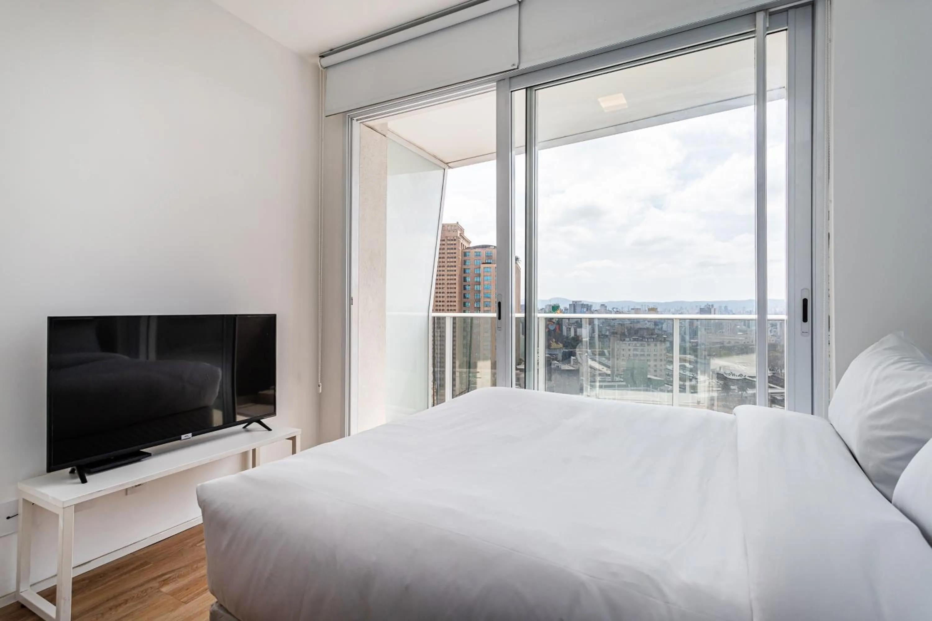 Bed in Setin Downtown Praca da Sé by Viva - Prédio completo com piscina perto de estação de metrô no Centro de São Paulo