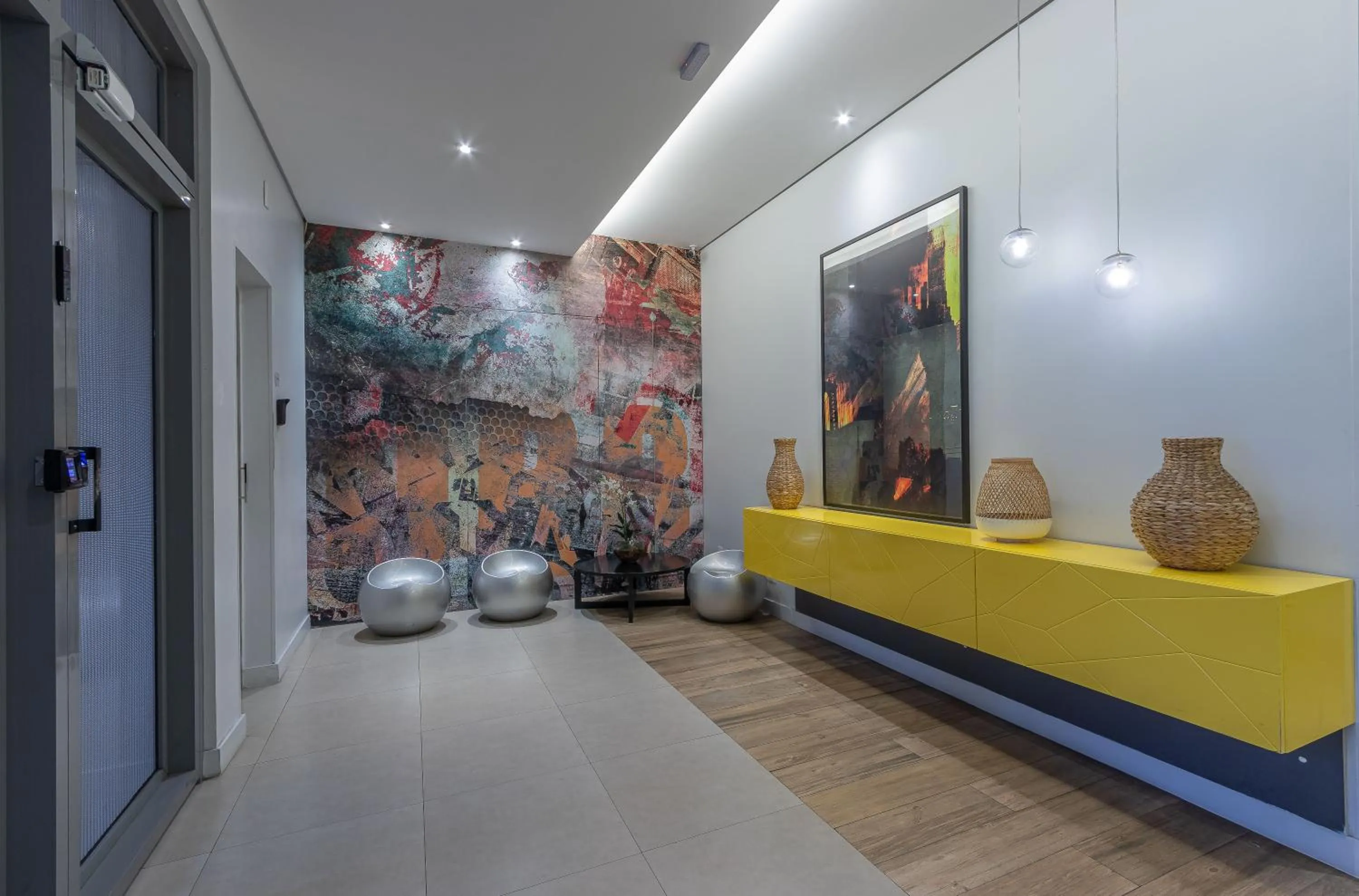 Living room in Setin Downtown Praca da Sé by Viva - Prédio completo com piscina perto de estação de metrô no Centro de São Paulo