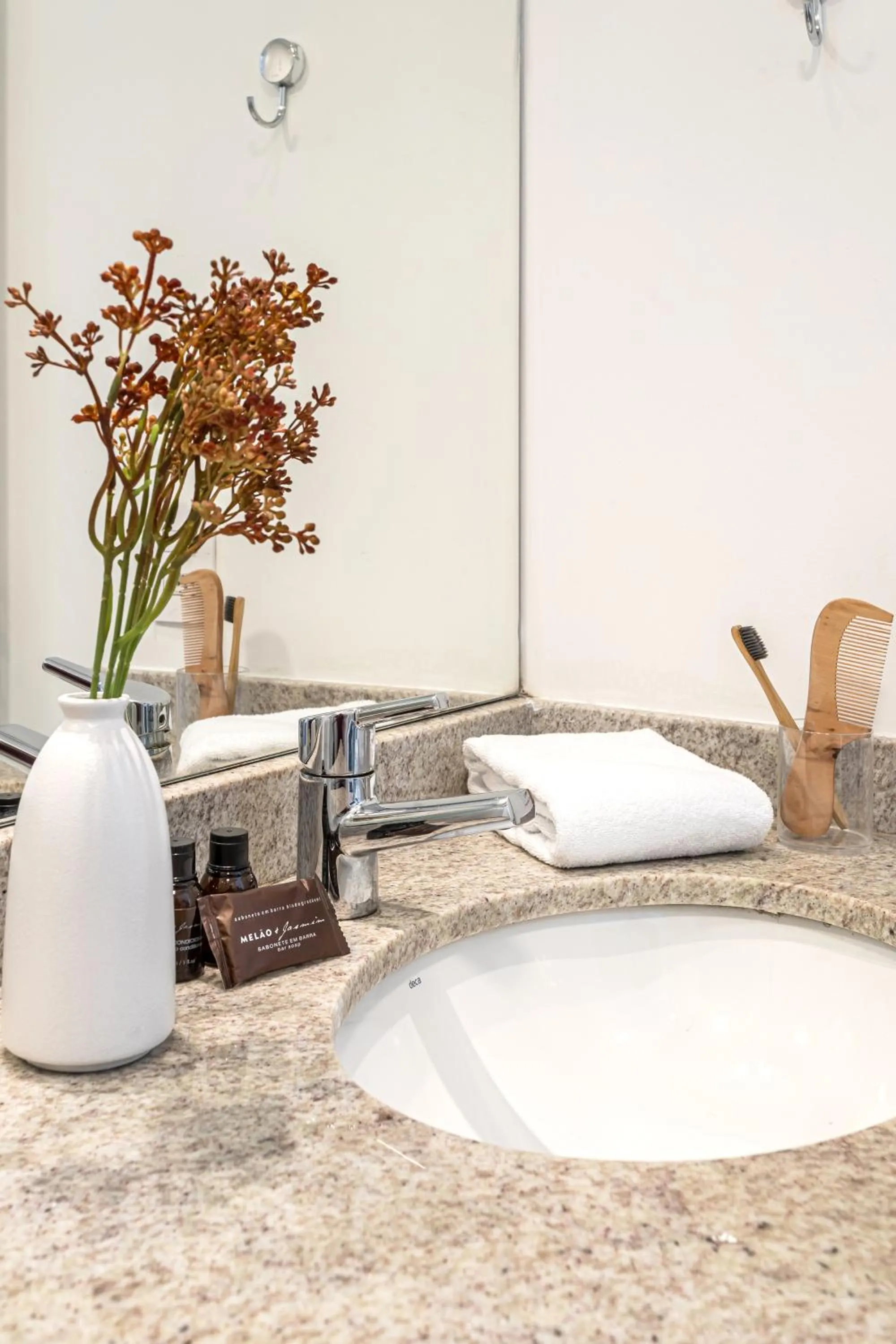 Bathroom in Setin Downtown Praca da Sé by Viva - Prédio completo com piscina perto de estação de metrô no Centro de São Paulo