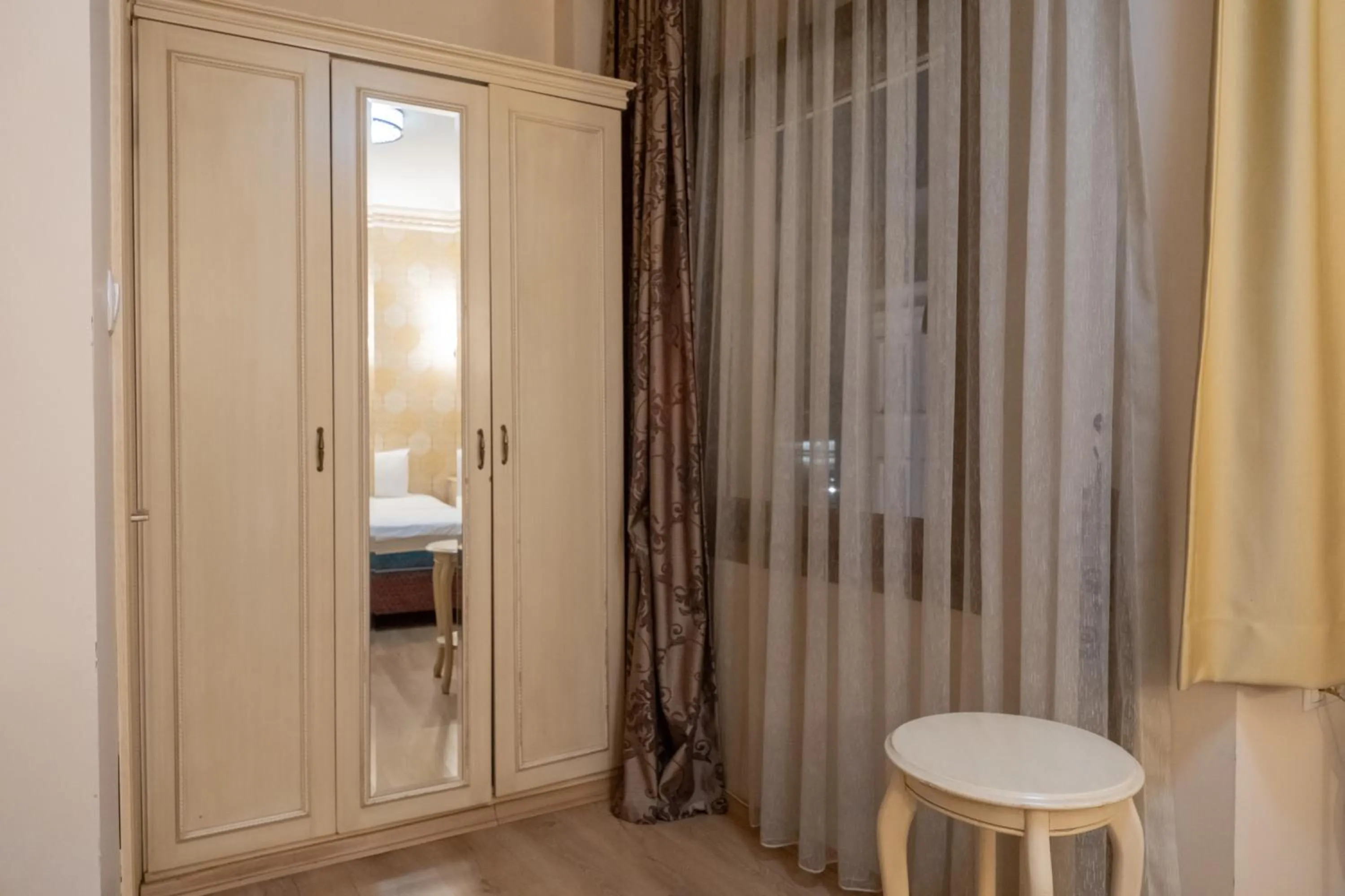 wardrobe in Felicity Hotel İstanbul