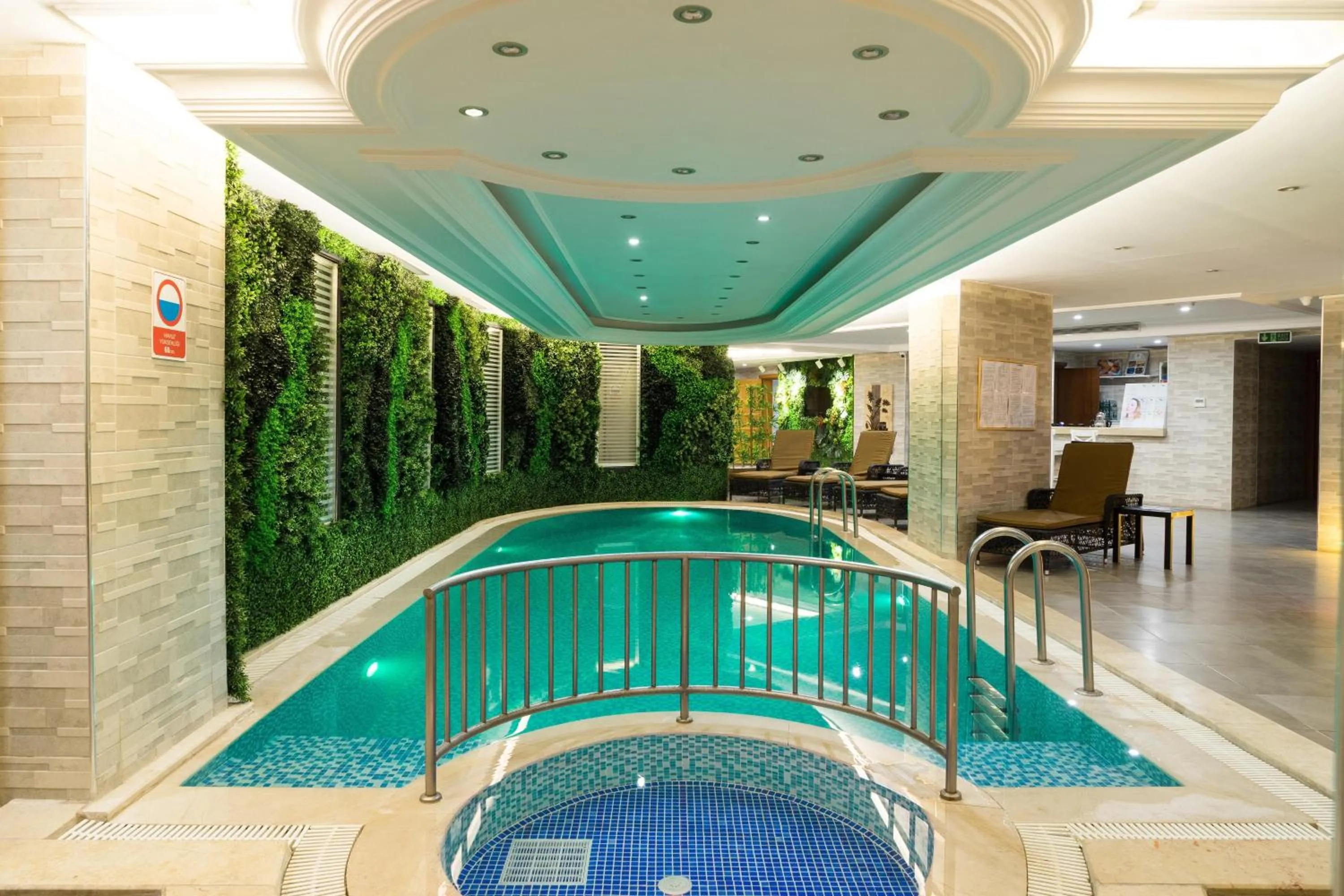 Swimming pool in Felicity Hotel İstanbul