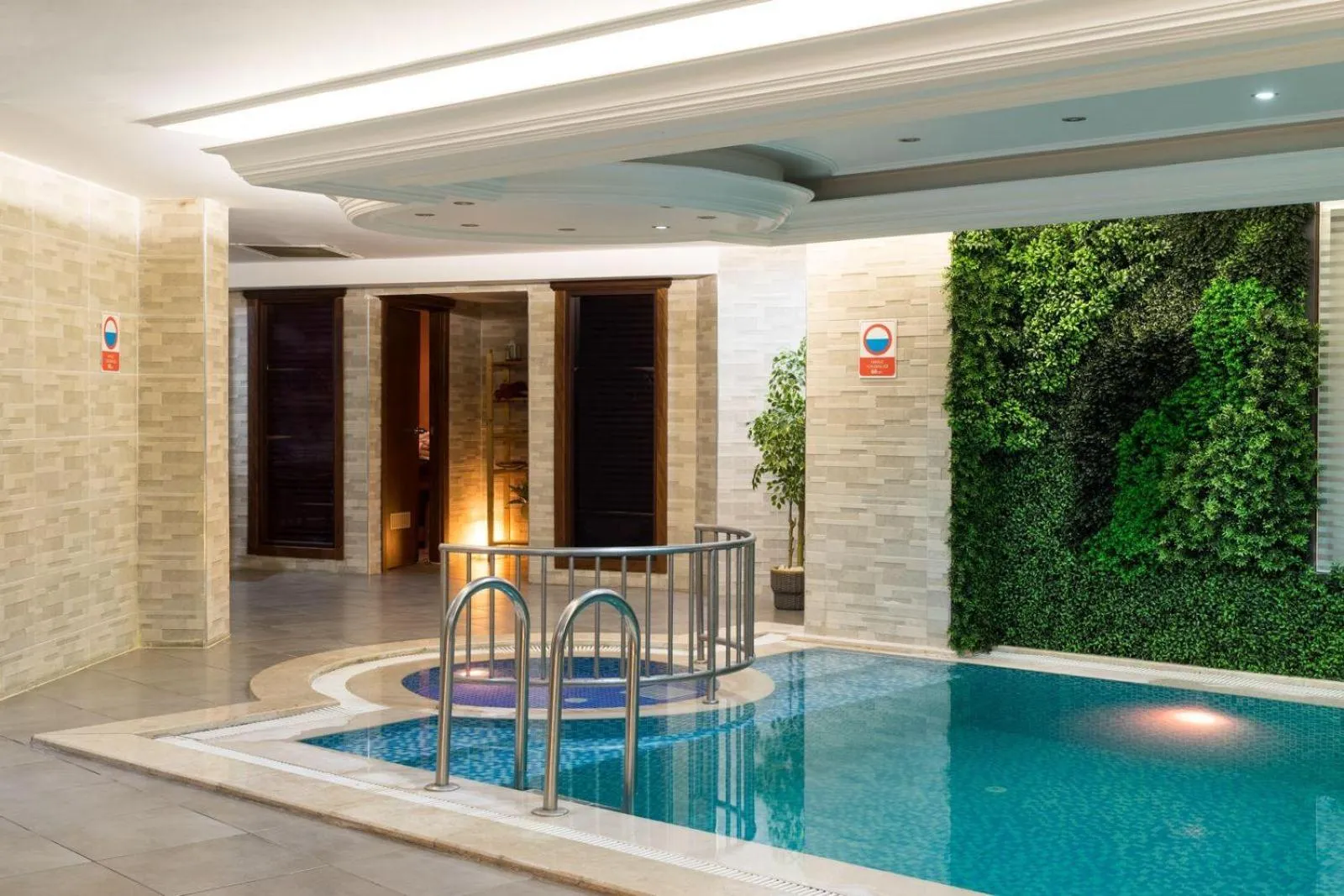 Swimming pool in Felicity Hotel İstanbul