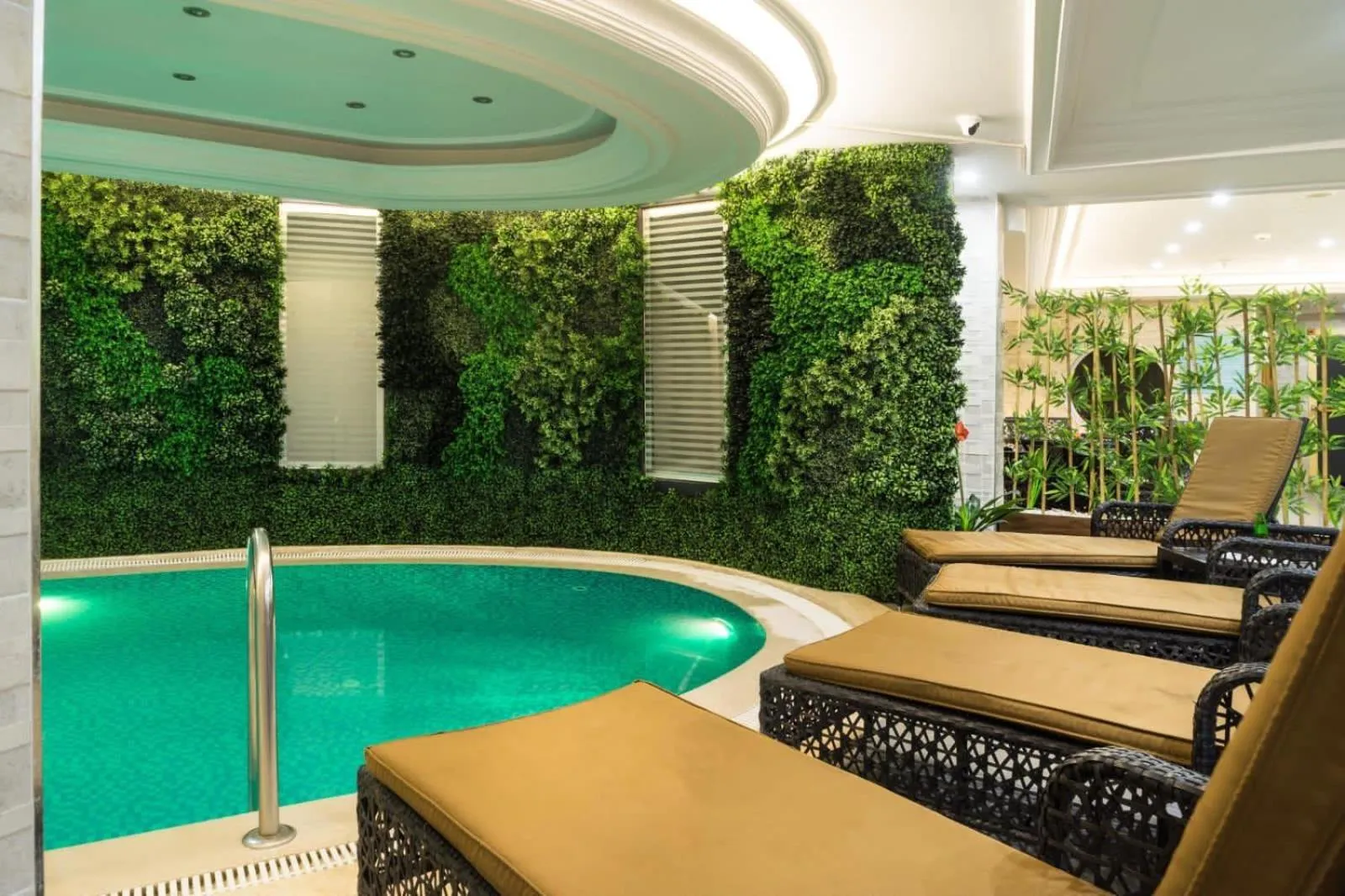 Swimming pool in Felicity Hotel İstanbul