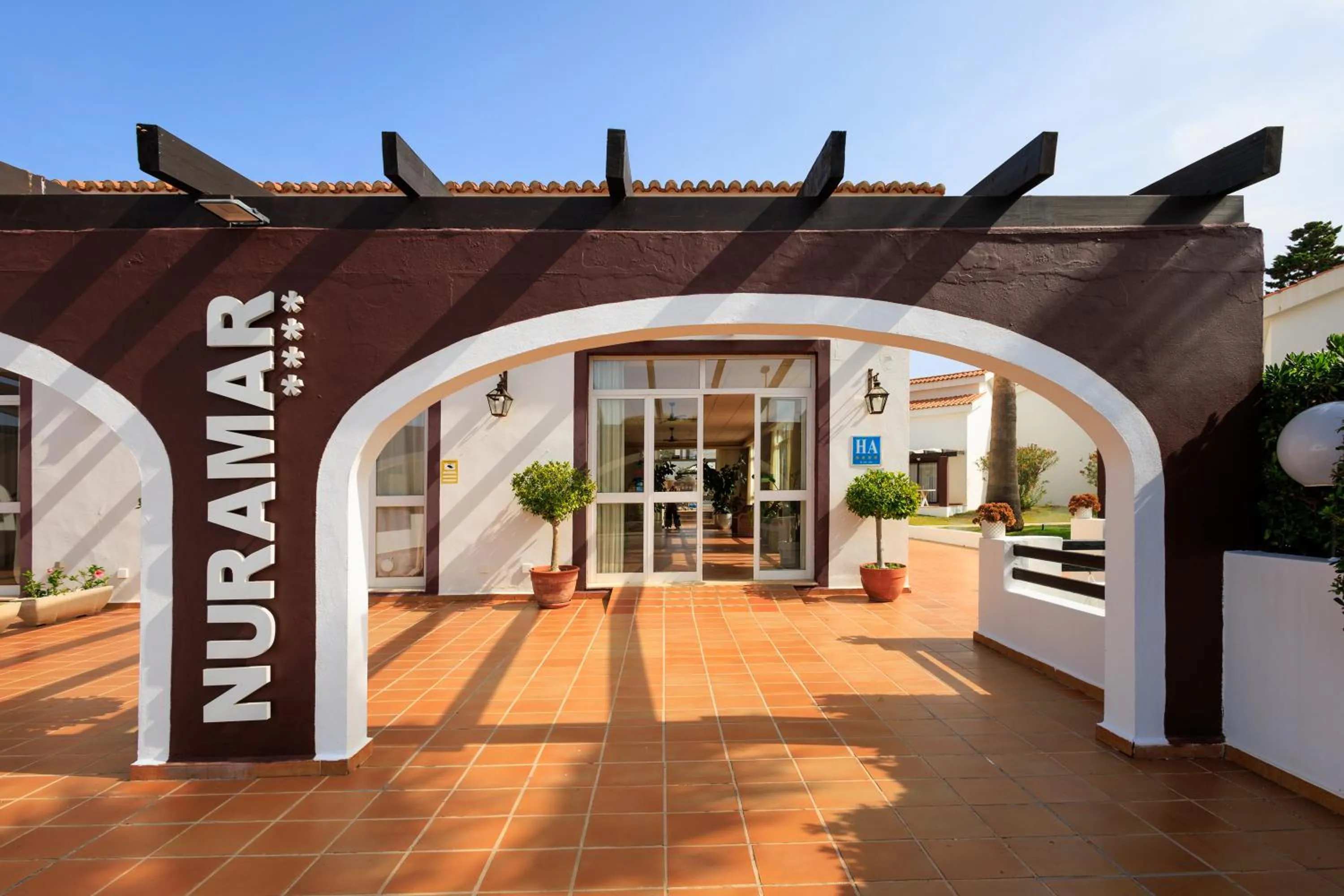 Facade/entrance in Nuramar Aparthotel